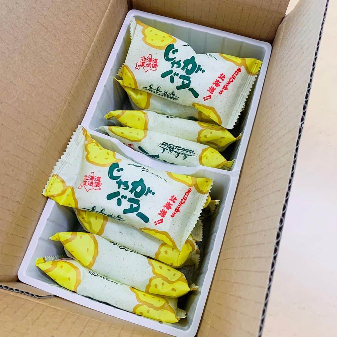 ガーラ・アマノ クリエイティブ部さんのインスタグラム写真 - (ガーラ・アマノ クリエイティブ部Instagram)「北海道のお土産をいただきました🙌 じゃ…じゃ…じゃがバター🥔✨ 一体中身はどうなっているのか…‼️ 気になる中身､開けてもこのパッケージではわからない‼️(笑) ドキドキとワクワクはこの袋を開けて食べる時まで続きました😊 じゃがバター感を感じながら美味しいスイーツでした🙆‍♀️ どうもありがとうございました✨  #秋田 #秋田市 #お土産 #北海道土産 #じゃがバター #お菓子 #sweets #スイーツ #美味しい #ありがとうございます #ガーラアマノ」7月11日 18時01分 - gala_amano