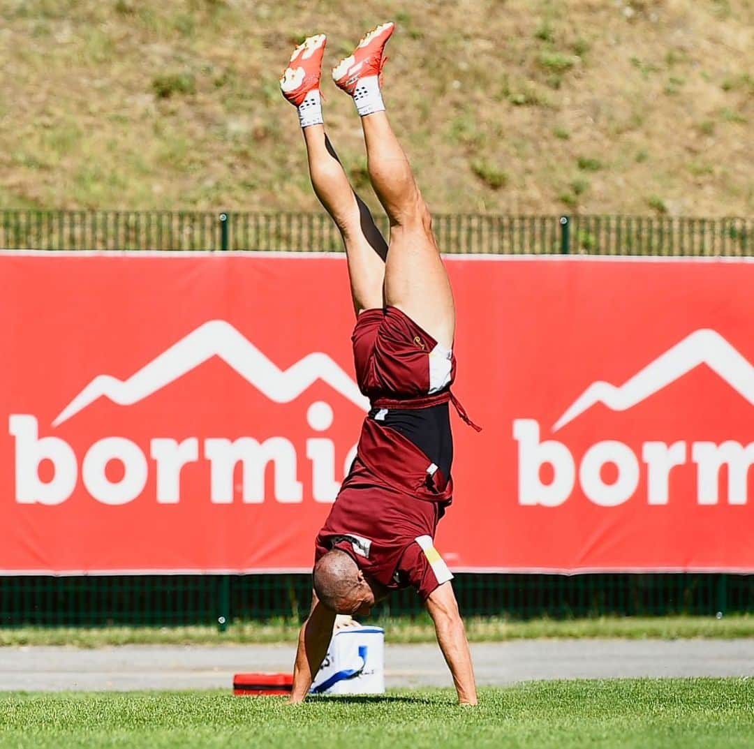ロレンツォ・デ・シルヴェストリのインスタグラム：「Positive Vibes Always! 💪🏻⚽️😂🐂 #torinofc #verticale #passion #ilovethisgame」