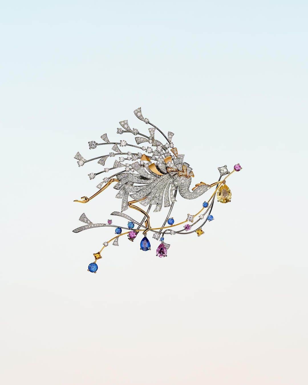 Chaumetさんのインスタグラム写真 - (ChaumetInstagram)「Rare and mythic, wading birds dance in the vast blue yonder. This Parade brooch in white and rose gold set with blue, yellow and pink sapphires, celebrates the splendour of the sky's inhabitants. #Chaumet #LesCielsdeChaumet #HighJewellery #HauteJoaillerie」7月11日 18時20分 - chaumetofficial