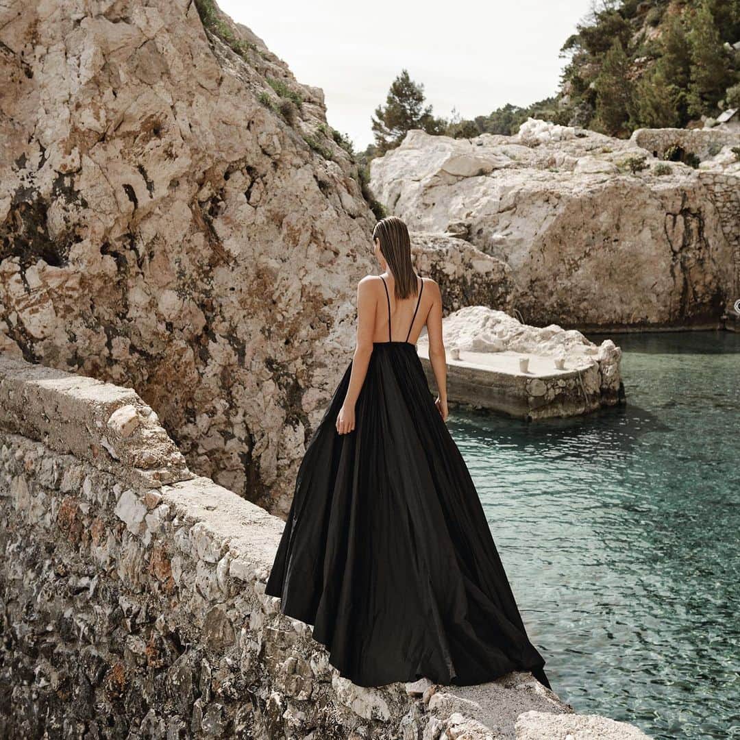 ELLE Czechさんのインスタグラム写真 - (ELLE CzechInstagram)「Co vás čeká v srpnovém #SummerSpecial ELLE? Monika Marešová pro vás tentokrát testuje “IT” sport modelek “Paddle Boarding” Počkáme si s #CoverGirl, Denisou Dvořákovou, na dokonalou vlnu v dokonalém outfitu... a také zcela odhalenou...pssst 🤫Hitparáda trendů “Cirkus Pop” videoklip versus realita nebo když módní žalobníci žalují. Procestujeme Chorvatsko a podělíme se s vámi o #ELLEmusthaveS. Víte, že batika je nové modní No.1? Nezapomeňte už tento pátek 12.7. _____ #ELLEczech #augustissue #Dontmissthis」7月11日 18時20分 - elleczech