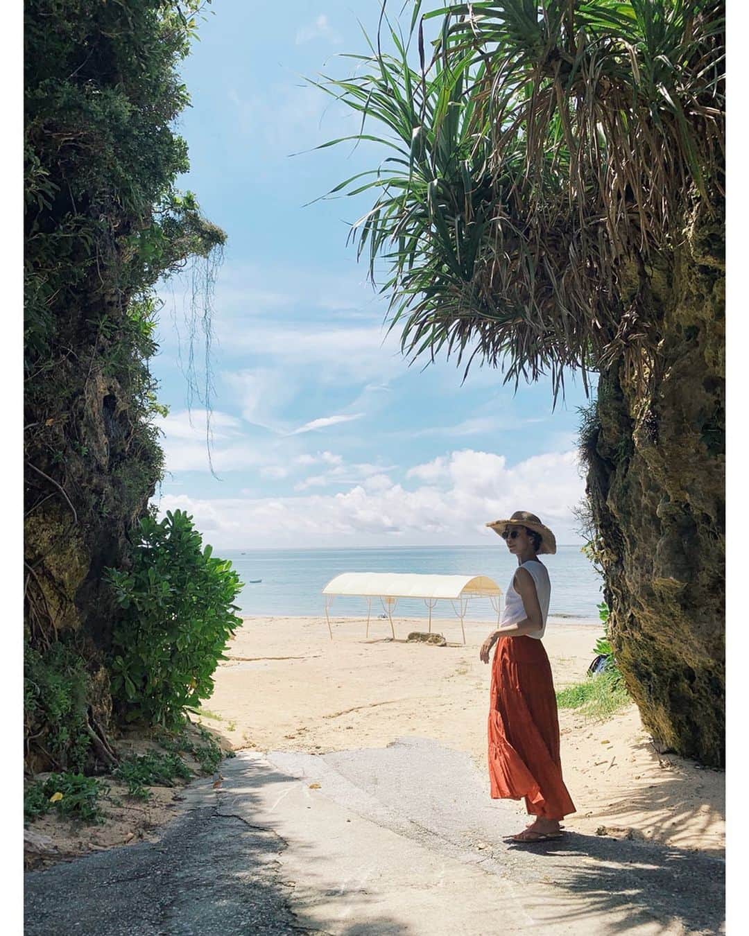 23区さんのインスタグラム写真 - (23区Instagram)「#23KU_DAYS 🚶‍♂️in OKINAWA🌴﻿﻿﻿ ﻿﻿﻿ 23区のワードローブで出かける沖縄旅行✈︎﻿﻿﻿ 白い砂浜と透き通る海と、荒々しい岩塊のコントラストに自然の美しさを感じて。﻿ じりじりとした強烈な日差しの下には、『アカバナー(ハイビスカス)』に負けない鮮やかなレッドのスカートを🌞🌺﻿ ﻿ ﻿﻿ ﻿﻿ ﻿-------------------------------------------------﻿﻿﻿﻿ ﻿﻿﻿HAT: @ibeliv_official ZZBOKM0482 ¥13,000+tax﻿ ﻿﻿ SHOES : @tkees SEBYKM9846 ¥10,000+tax﻿﻿﻿﻿ --------------------------------------------------﻿﻿﻿﻿﻿﻿﻿﻿﻿ ﻿﻿ #23区 #23區 ﻿﻿﻿ ﻿﻿﻿﻿#OKINAWA #沖縄 #浦添 #浦添PARCO #PARCO ﻿﻿﻿ #沖縄旅行 #旅 #旅行 #旅スタグラム #女子旅 #タビジョ #南城市 #新原ビーチ #みーばるビーチ #旅行コーデ #ティアードスカート #マキシスカート #リゾートコーデ #海コーデ #コーデ #Travel #instatravel #travelig_japan #loves_okinawa ﻿#fashion #code #coordinate」7月11日 18時14分 - 23ku_official