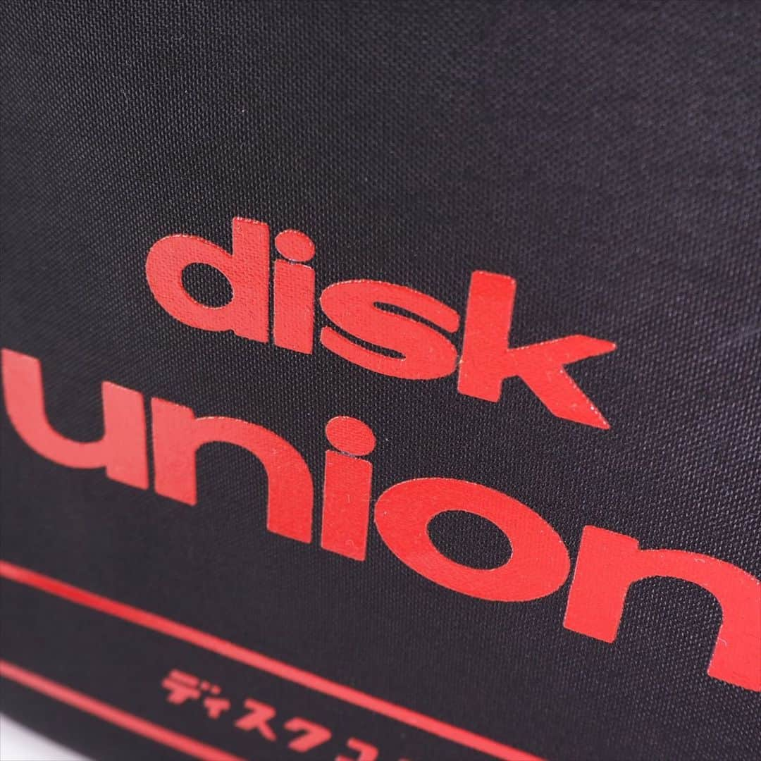 diskunion ディスクユニオンさんのインスタグラム写真 - (diskunion ディスクユニオンInstagram)「かわいくて実用性もある7インチサイズ！INTERBREEDとdiskunionのコラボしたショルダーバッグです。広めのマチも付いた本体のパネル裏にはクッション材が入っており、 デイリーユースはもちろん、7inchレコードも約20枚収納出来る大きさ。本体上部にはさりげなく「インターブリード」の刺繍入りだよ  #diskunion #ディスクユニオン #INTERBREED #7inch #recordbag」7月11日 18時17分 - diskunion