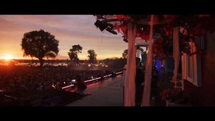 のインスタグラム：「🇳🇱 WINDMILL RAVE 🇳🇱 Track name : @steveaoki x @showtek x @makj - Rave (feat. @kriskissofficial )」