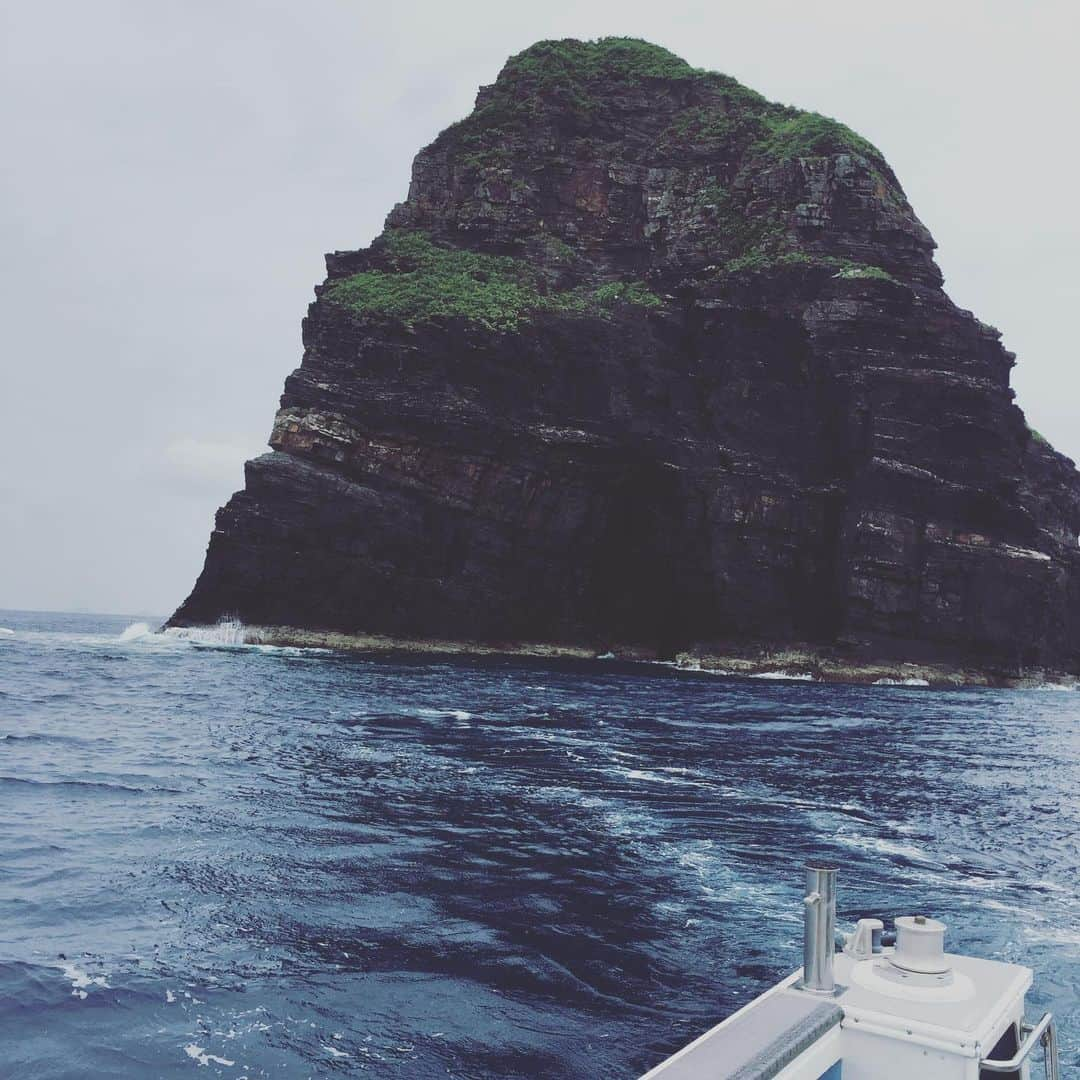 伊沢千夏のインスタグラム：「この前久しぶりに沖縄行ったよぉ🏝 でもずっと天気が悪くて残念過ぎた🤦‍♀️梅雨は明けたはずなのにのぉ〜😂 離島も行く予定だった私達(ﾟ´Д｀ﾟ)ﾟ｡ だから食べ物にショッピング満喫して帰ってきた👍  また行けたらいーなー😊」