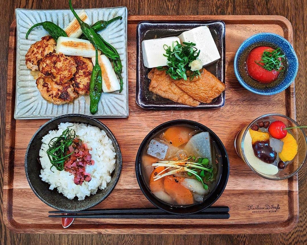 ソンイのインスタグラム：「レシピあり👌🏻 和食 #ソンイ飯 🍵﻿ ﻿ 🐔鶏のみそマヨネーズつくね﻿ 🐱豆腐とお揚げの煮物﻿ 🍅トマトのお浸し﻿ 🍲お味噌汁﻿ 🍚ごはん(カリカリ梅のふりかけ乗せ)﻿ 🍡あんみつ(市販の+さくらんぼ乗せた🍒)﻿ ﻿ 鶏のみそマヨネーズつくね レシピ👩🏻‍🍳🧂﻿ ﻿ 【材料 ２人分】﻿ 鶏モモひき肉 : 200g﻿ 長ネギ : お好きな量﻿ ししとう : お好きな量﻿ ごま油 : 適量﻿ 塩 : 適量﻿ ﻿ ★マヨネーズ & 片栗粉 : 大1﻿ ★味噌 : 小2﻿ ★しょうが チューブ : 小1﻿ ﻿ ☆醤油 : 小2﻿ ☆みりん : 大1﻿ ﻿ 【作り方】﻿ ① ポリ袋に鶏ひき肉と★の調味料を入れてよく練り込む。﻿ ﻿ ② フライパンにごま油を適量入れ、ししとうと切った長ネギを並べて火を通し焼き目をつけたら別皿に取り、軽く塩を振る。﻿ ﻿ ③ 同じフライパンにまたごま油を少し足し、①をスプーンでひと口大にすくって中火でフタを閉めて2〜3分焼く。焼き目がついたらひっくり返して焼き、火が通ったら☆を仕上げに入れて照りをつける。②と共に皿に盛り付けたら出来上がり。﻿ ﻿ 私は４人分くらいの分量で多めにして、作り置きおかずにしてます🤤﻿ 冷めても美味しいのでお弁当のおかずにも👌🏻﻿ トマトのお浸しもこの時期定番の作り置き副菜🍅」