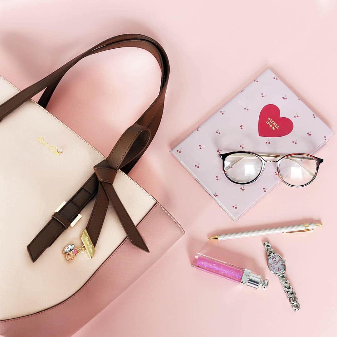 ルビンローザさんのインスタグラム写真 - (ルビンローザInstagram)「ピンクコーデを甘すぎにしないコツは、少しくすんだピンクをバッグや服のベースにして、時計や小物を明るいピンクでポイントに♡ @rubinrosa #rubinrosa #ルビンローザ  #ソーラー時計  #ソーラーウォッチ #solarwatch #watch  #時計  #jewelry  #トートバッグ #bag #pink #おきがくらぶ」7月11日 18時26分 - rubinrosa_japan