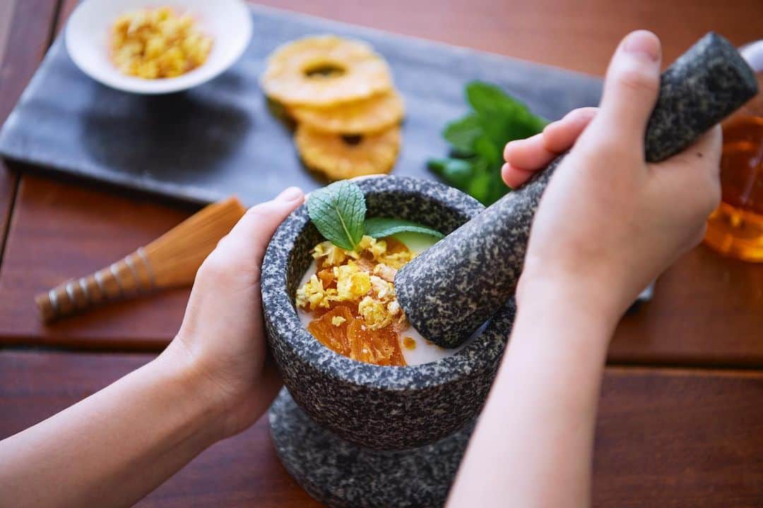 のインスタグラム：「Follow us to AO Spa for our JIYUKIMAMA experience 🛁🍃🍊 For the next leg of our 5th anniversary journey, we invite you to indulge in the ultimate personalized treatment. Experience all AO spa has to offer, including our customized blend bar, relaxing pool 🏊‍♀️ and fully equipped gym 🏋🏻‍♂️ with stunning views of the city below 🌟 https://bit.ly/2QkPu5s アンダーズ 東京5周年スペシャルメニュー リレー第3段。🛀🏻 フルーツやハーブなどが並ぶ「ブレンドバー」でのカウンセリングを元にスクラブとマスクをお作りし、ご希望のパーツを磨き上げるスペシャルトリートメント。「JIYUKIMAMA」な体験をお楽しみ下さい。 https://bit.ly/2QiSnnd #aospa」
