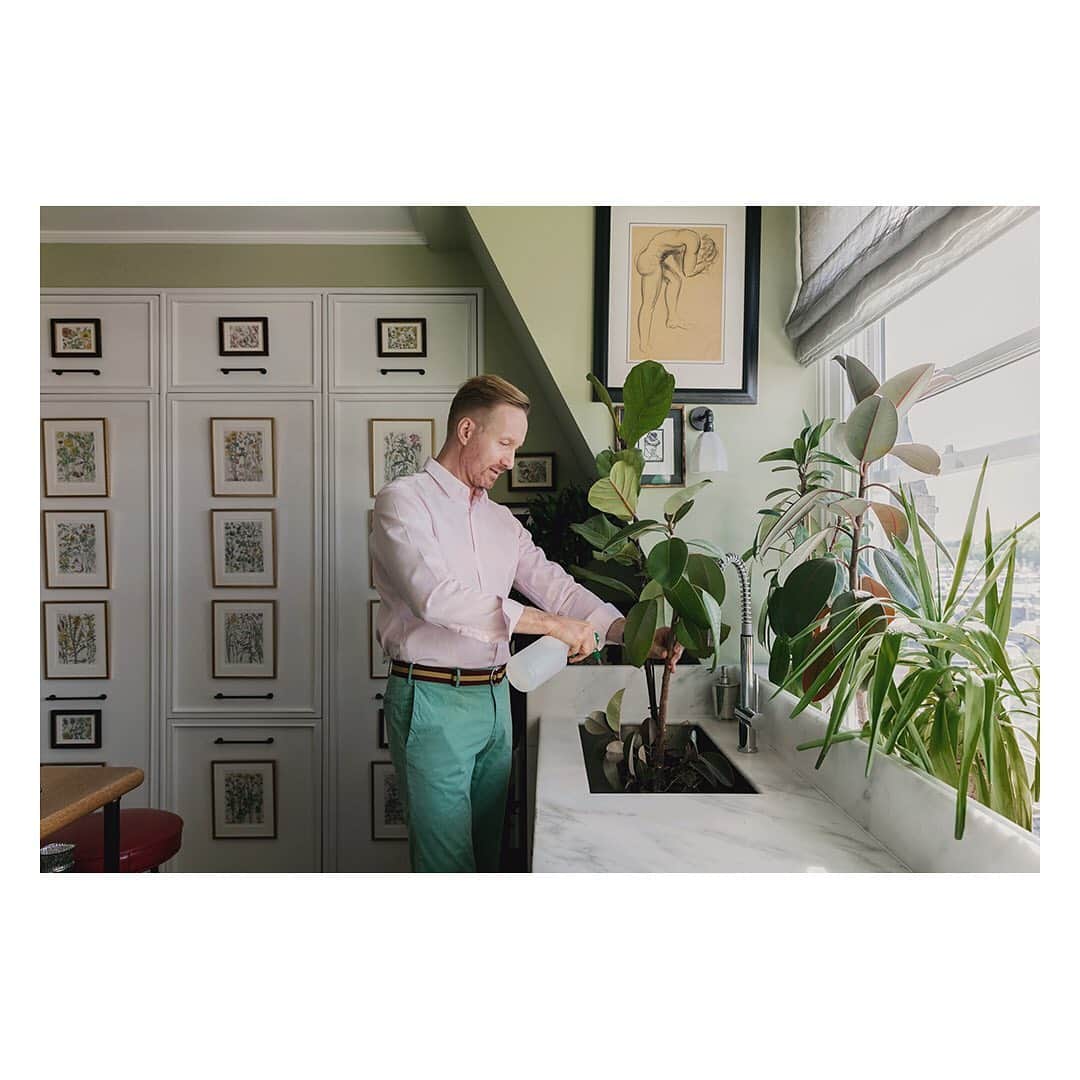 The Modern Houseさんのインスタグラム写真 - (The Modern HouseInstagram)「Interior designer @martinbrudnizki invites us into his west London flat. Link in our bio to read his take on texture, colour and designing @annabelsmayfair」7月11日 18時27分 - themodernhouse