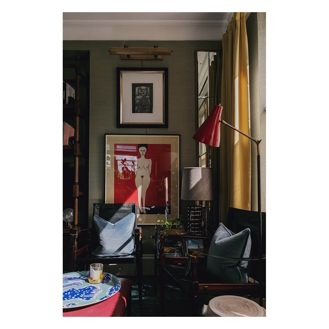 The Modern Houseさんのインスタグラム写真 - (The Modern HouseInstagram)「Interior designer @martinbrudnizki invites us into his west London flat. Link in our bio to read his take on texture, colour and designing @annabelsmayfair」7月11日 18時27分 - themodernhouse