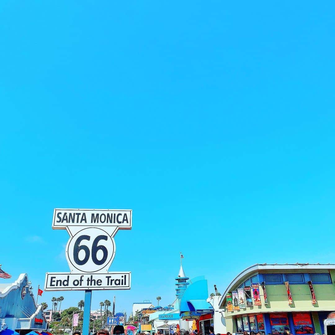 名塚佳織さんのインスタグラム写真 - (名塚佳織Instagram)「´͈ ᵕ `͈ ♡°◌̊ 今回のロサンゼルスイベント 滞在時間があまりなかったのですが ちょっとでもロスを、、、 とゆーことで 皆さんが色々連れて行ってくれました♡ #INNOUT のhamburger 🍔 #SantaMonica の海🏖 #BeverlyHills でshopping🛍 #LosAngeles を堪能できて 最高に楽しかったなぁ♡」7月11日 18時27分 - nazuka_kaori424