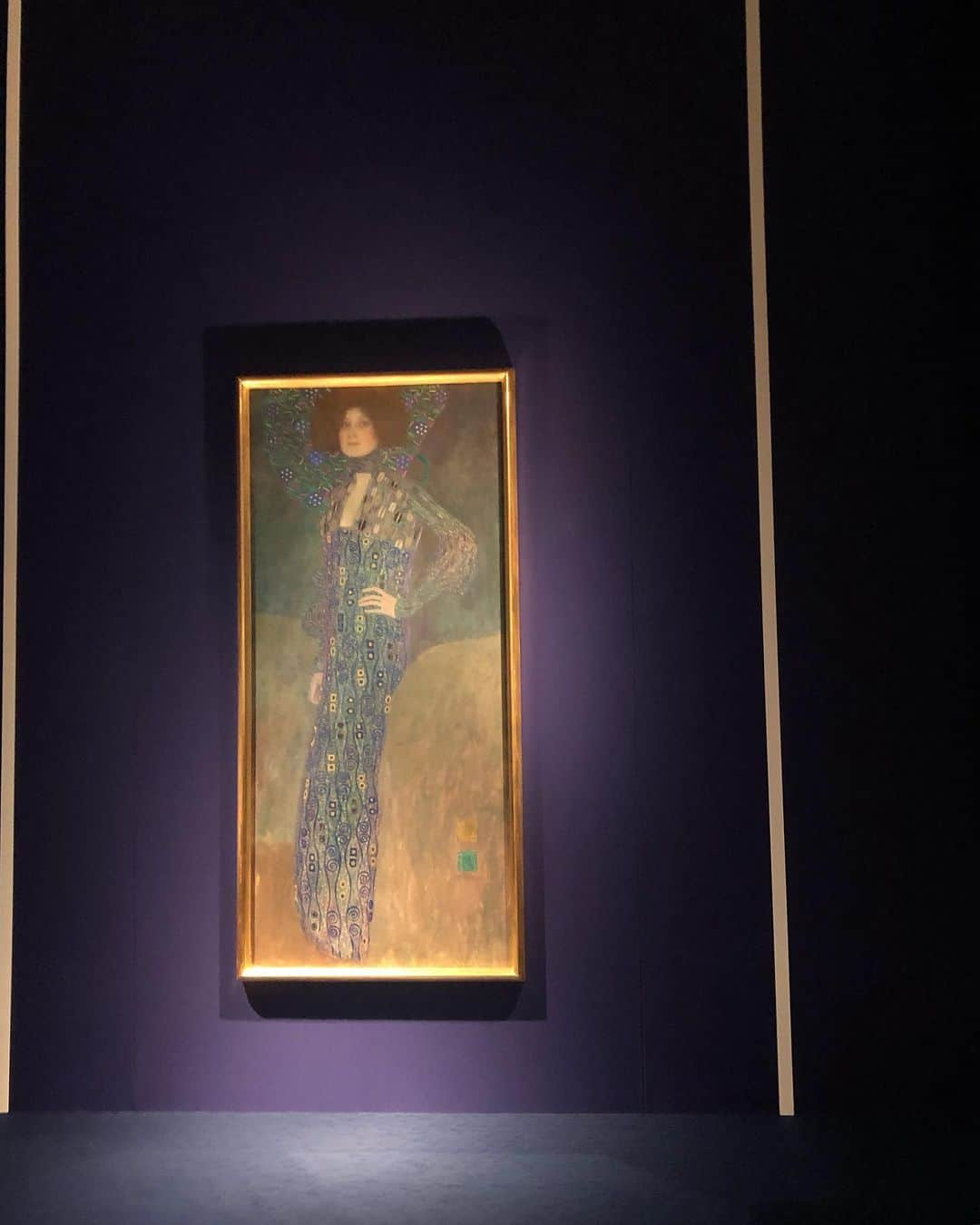 一木美里さんのインスタグラム写真 - (一木美里Instagram)「my favourite🦋🖤#GustavKlimt  #クリムト展 行きたかったのに場所を間違えて#ウィーンモダン展 に行っちゃって😭、だけど "愛"というとても素敵な作品に出逢えました✨(3枚め) これは買ったポストカードで 本物はもちろん全然違って 絵に愛の意味がたくさん表現されているの。 吸い込まれるように見入ってしまいました🙏 クリムトのたくさんの作品でテーマになってる#ファムファタル 綺麗なだけじゃない、ロマンティックで素敵だな🖤 買ってきたカードたちも飾って お気に入りの星座のジュエリーと写真撮ってみた💫  #austria#WienerSecession#Sezession#art#OttoWagner#museum #グスタフクリムト#アート#国立新美術館」7月11日 18時37分 - misato_ichiki