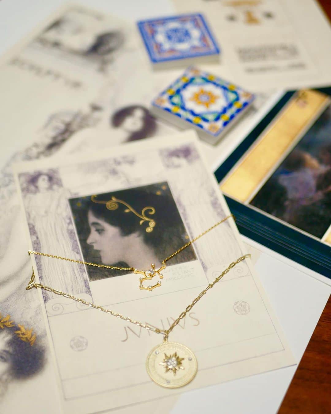 一木美里さんのインスタグラム写真 - (一木美里Instagram)「my favourite🦋🖤#GustavKlimt  #クリムト展 行きたかったのに場所を間違えて#ウィーンモダン展 に行っちゃって😭、だけど "愛"というとても素敵な作品に出逢えました✨(3枚め) これは買ったポストカードで 本物はもちろん全然違って 絵に愛の意味がたくさん表現されているの。 吸い込まれるように見入ってしまいました🙏 クリムトのたくさんの作品でテーマになってる#ファムファタル 綺麗なだけじゃない、ロマンティックで素敵だな🖤 買ってきたカードたちも飾って お気に入りの星座のジュエリーと写真撮ってみた💫  #austria#WienerSecession#Sezession#art#OttoWagner#museum #グスタフクリムト#アート#国立新美術館」7月11日 18時37分 - misato_ichiki
