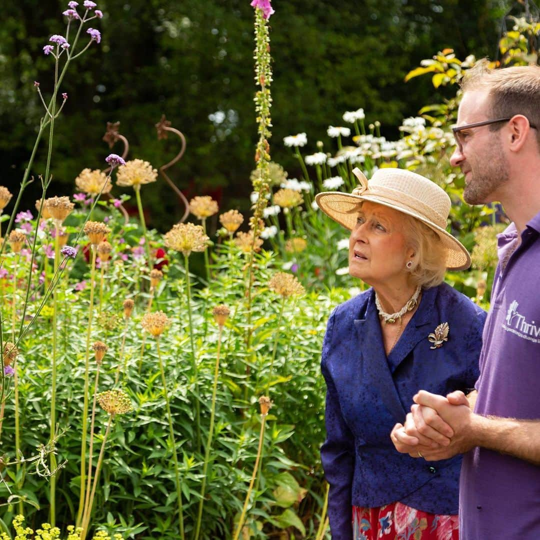 ロイヤル・ファミリーさんのインスタグラム写真 - (ロイヤル・ファミリーInstagram)「Princess Alexandra visits the #thriveflowershow 🌸🌻🌷 @thrivecharity uses horticultural therapy and gardening to transform the lives of disabled people.  Thrive run garden and park projects across the UK, and the flower show is an opportunity for family and friends of clients to come and enjoy the gardens their loved ones have work on throughout the year.」7月11日 18時31分 - theroyalfamily