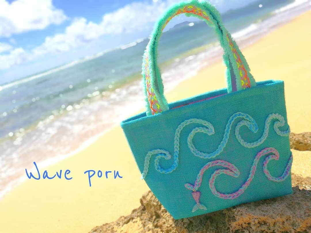 Moco Lima Hawaiiさんのインスタグラム写真 - (Moco Lima HawaiiInstagram)「New* Jute wave tote, made by Moco  日本に住む家族から雨で涼しい日が続いていると聞きました。明日は晴れますように！  I heard that it's rainy day and chill in Japan. I hope tomorrow will be sunny!  #rainy#season#raindrops#chill#japan#hawaii#wave#missyou#myfamily#goodnight#tomorrow#sunny#mocolima#梅雨#雨#日本#東京#ハワイ#家族#友達#海#夏#波#ハワイ好き#ハワイ好きな人と繋がりたい#ハワイ大好き#ワイキキ#アロハ#モコリマハワイ」7月11日 18時33分 - mocolimahawaii