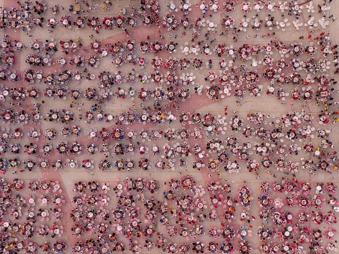 ナショナルジオグラフィックさんのインスタグラム写真 - (ナショナルジオグラフィックInstagram)「Photo by George Steinmetz @geosteinmetz | It’s World Population Day, a time to raise awareness of the issues facing our 7.7 billion (and growing) global population. Here, thousands of people gather for the crayfish festival in Xuyi, China, every spring to chow down on crayfish harvested from a nearby lake. The scale of food consumption and production in China is extraordinary—and getting bigger all the time. China is now the world’s biggest importer of food, and the trend is accelerating. To view more of our world from above, follow @geosteinmetz. #WorldPopulationDay」7月11日 18時39分 - natgeo