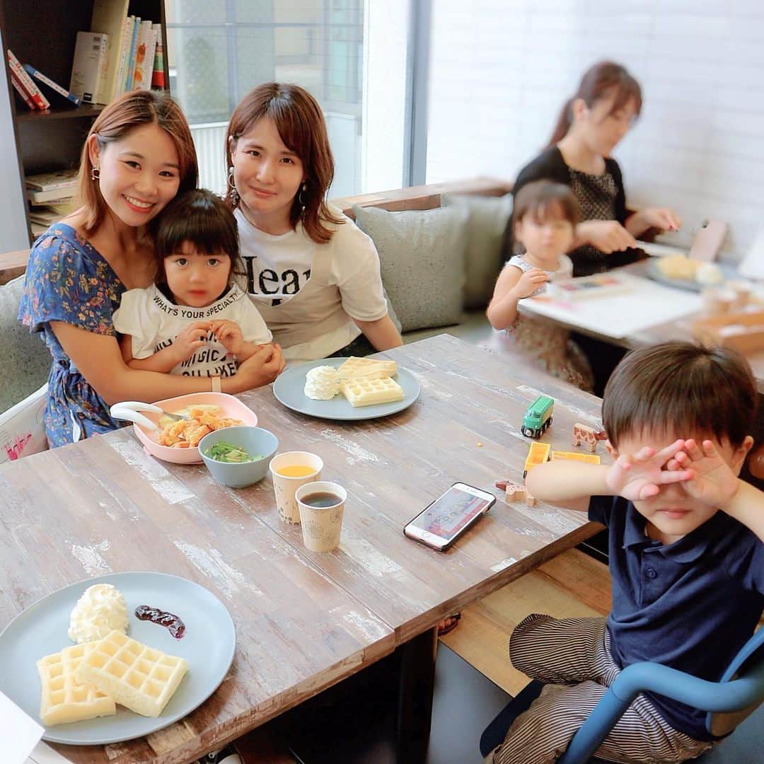 宮崎真梨子さんのインスタグラム写真 - (宮崎真梨子Instagram)「こないだ、7/4にオープンした親子カフェ【VITAL MEALS BY DADWAY】に行って来ました♡ ∵ 横浜ベイクォーターの中にある、子連れでゆっくりくつろげるカフェ。キッズメニューはもちろん、おもちゃや絵本もいっぱいあって、子供は喜ぶこと間違いなし♡お誕生日などのお祝い事の時に利用出来る、パーティプランもあるそうです♡ ∵ 珍しく、超笑顔の写真を @tzuling0401 ちゃんが撮ってくれた( ；∀；)♡ランチの後は、DADWAYのプレイスタジオで遊んで来ました♡DADWAYでお気に入りのおもちゃが置いてあって、私的にここまで来た価値があって連れてきてよかったと思いました♡ぜひまた行きたい♡ ∵ ∵ #3歳3ヶ月 #修正2歳11ヶ月 #息子 #超未熟児 #子連れランチ #横浜 #横浜ランチ #dadway #coordinate #ママコーデ #ママファッション #大人ファッション #30代コーデ #大人可愛い #ミヤマリ #vocest #vocemagazine #美容ブロガー #インフルエンサー #超未熟児ママ #超未ママ #ママ #男の子ママ #mamagirl #ママリ #コドモノ」7月11日 18時43分 - miyamari92