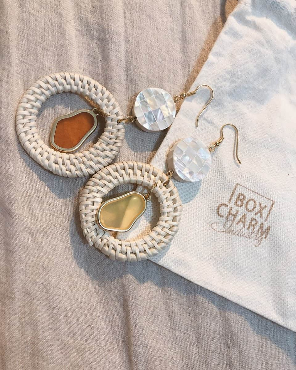 岩田絵莉佳さんのインスタグラム写真 - (岩田絵莉佳Instagram)「Self Design Accessory💛 . 原宿にある私の大好きなお店 @boxcharmindustry . 夏仕様のピアス作ってもらいました☀️ . 2000種類あるパーツの中から好きなものを セレクトして自分でデザイン🌺 あとは店員さんに作ってもらうだけ😘 . 世界に１つだけのアクセサリー！！ . 皆さんも是非〜♥️♥️♥️ . . . #boxcharmindustry #accessory #earring #summer #ordermade #selfmade #summeraccessory #tokyo #handmade #handmadeaccessory #selfdesign #夏  #ボックスチャームインダストリー #原宿 #東京 #吉祥寺 #大阪 #アクセサリー #ハンドメード #デザイン #ピアス #オーダーメード #チャーム #置き画 #セルフデザイン」7月11日 18時44分 - 15erika11