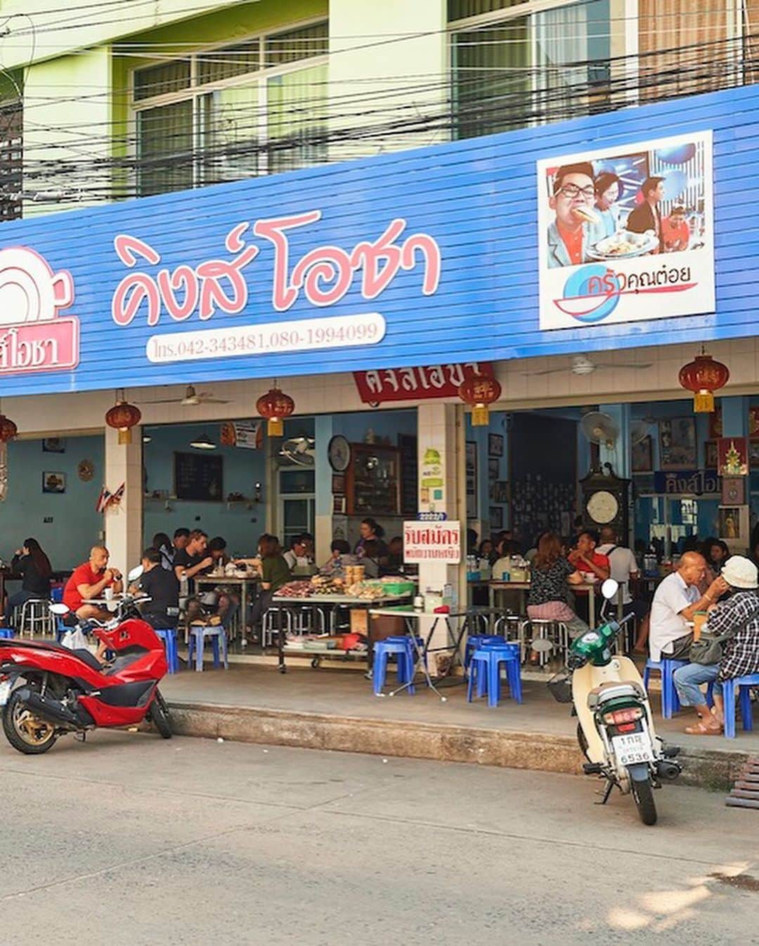 タイ国政府観光庁さんのインスタグラム写真 - (タイ国政府観光庁Instagram)「＜ローカル食堂探訪🥢＞﻿ ﻿ 今回は、イサーン地方ウドーンターニー県の食堂「キングオーチャー」へGO😋﻿ ﻿ 「キングオーチャー」はイサーン特有の朝ご飯が食べられる地元で人気の食堂✨﻿ ﻿ イサーン地方の朝食と言えば、カイガタ（タイ式目玉焼き）が定番🍳﻿ ﻿ アルミの小さなフライパンで提供される目玉焼きの上には、豚挽肉や人参のみじん切り、クンチェン（イサーン地方の甘いソーセージ）、ムーヨー（タイのハム）などの具材が乗っています🍴﻿ ﻿ #ローカル食堂探訪 #タイ #ウドーンターニー #イサーン #カイガタ #朝ごはん #タイ料理 #タイ料理大好き #イサーン料理 #アジア料理 #こんなタイ知らなかった #タイを知りつくす #タイ旅行 #旅好きな人と繋がりたい #旅行好きな人と繋がりたい #海外旅行 #thailand #udonthani #kingocha #isan #thaifood #amazingthailand #thailandtravel #thailandtrip #thai #thaistagram #lovethailand」7月11日 18時45分 - amazingthailandjp
