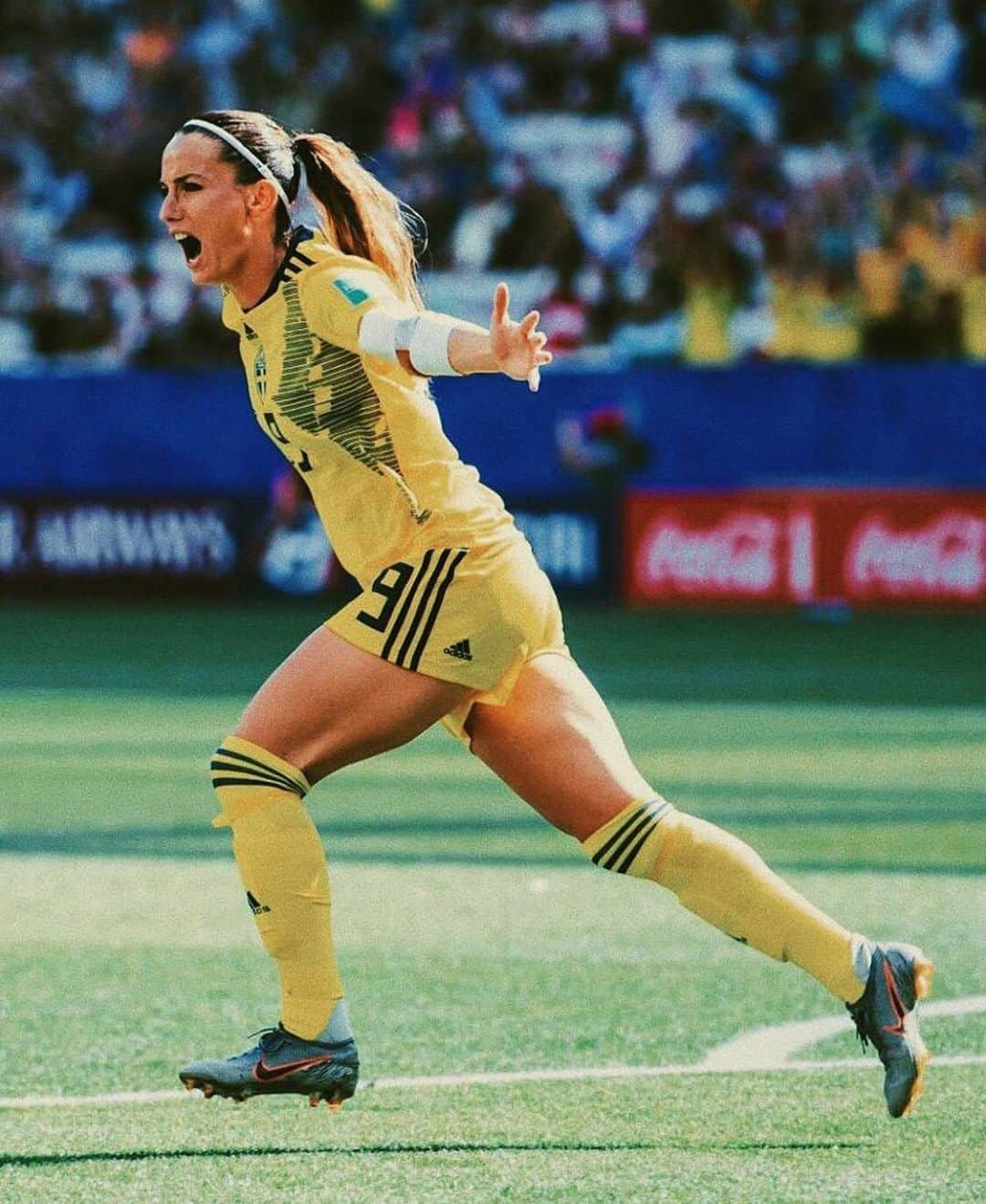 コソヴァレ・アスラニさんのインスタグラム写真 - (コソヴァレ・アスラニInstagram)「Cet été a été incroyable, merci pour tout 🇫🇷. #FIFAWWC #lemomentdebriller」7月12日 0時13分 - asllani9