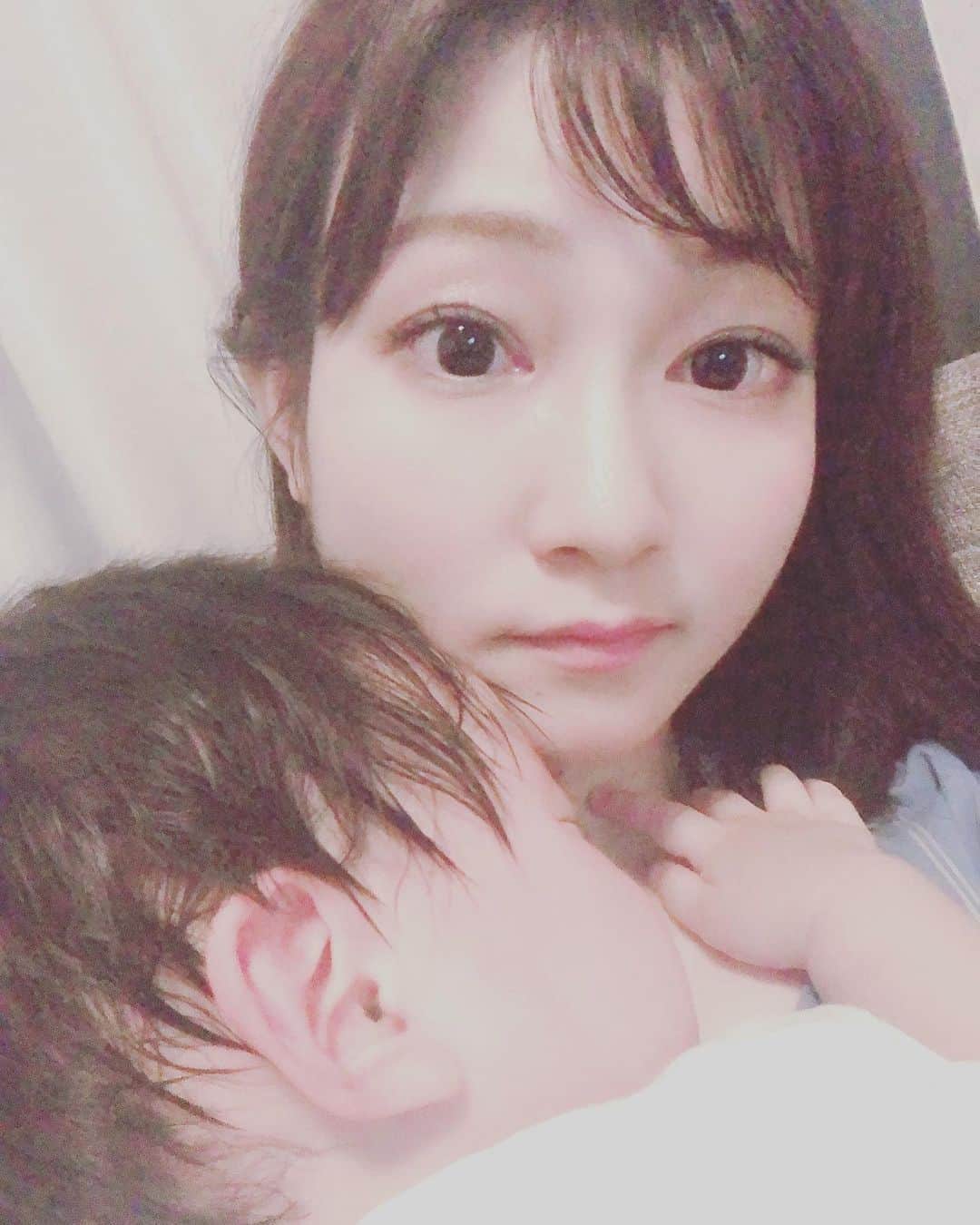 ヒラヤマンのインスタグラム：「寝ながら喉を人差し指で突く新しいワザを覚えたらしい。笑 #1歳2ヶ月 #あっという間に大きくなるなぁ #おやすみ」