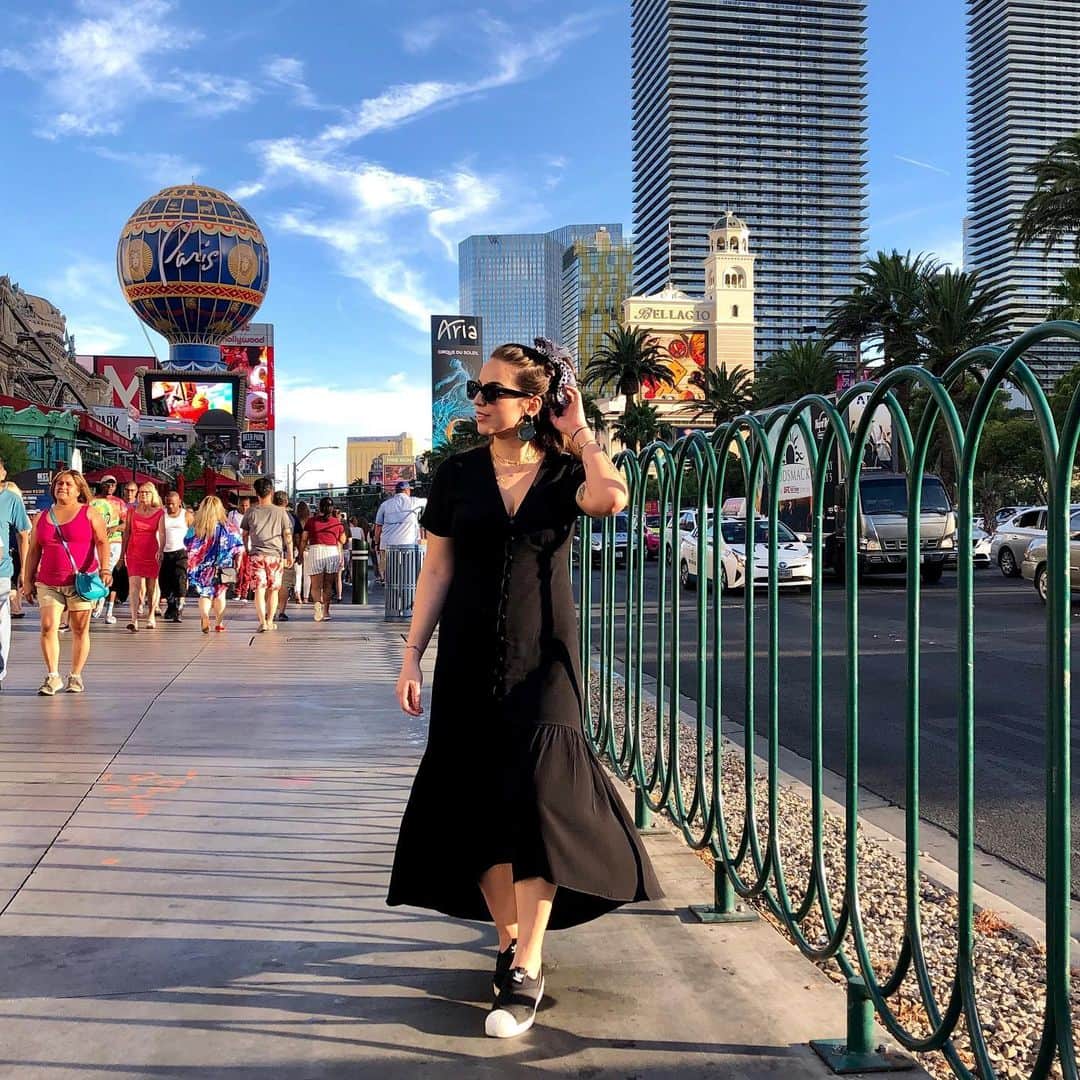 Bruna Unzuetaのインスタグラム：「#promo Bora viajaaar? Quem já ta planejando suas próximas férias? Eu mal cheguei em casa e já quero voltar pra Vegas 😍 #tbt da saudade!!! Se liga nesse presentão que o @bookingcom_br preparou pra vocês: é só usar meu link https://www.booking.com/s/504ae98a para ganhar uma recompensa de R$ 100 em reservas de no mínimo R$ 200. ❤️ Tem mais info la nos meus stories...não percam 😍😍😍 #bookinguau」