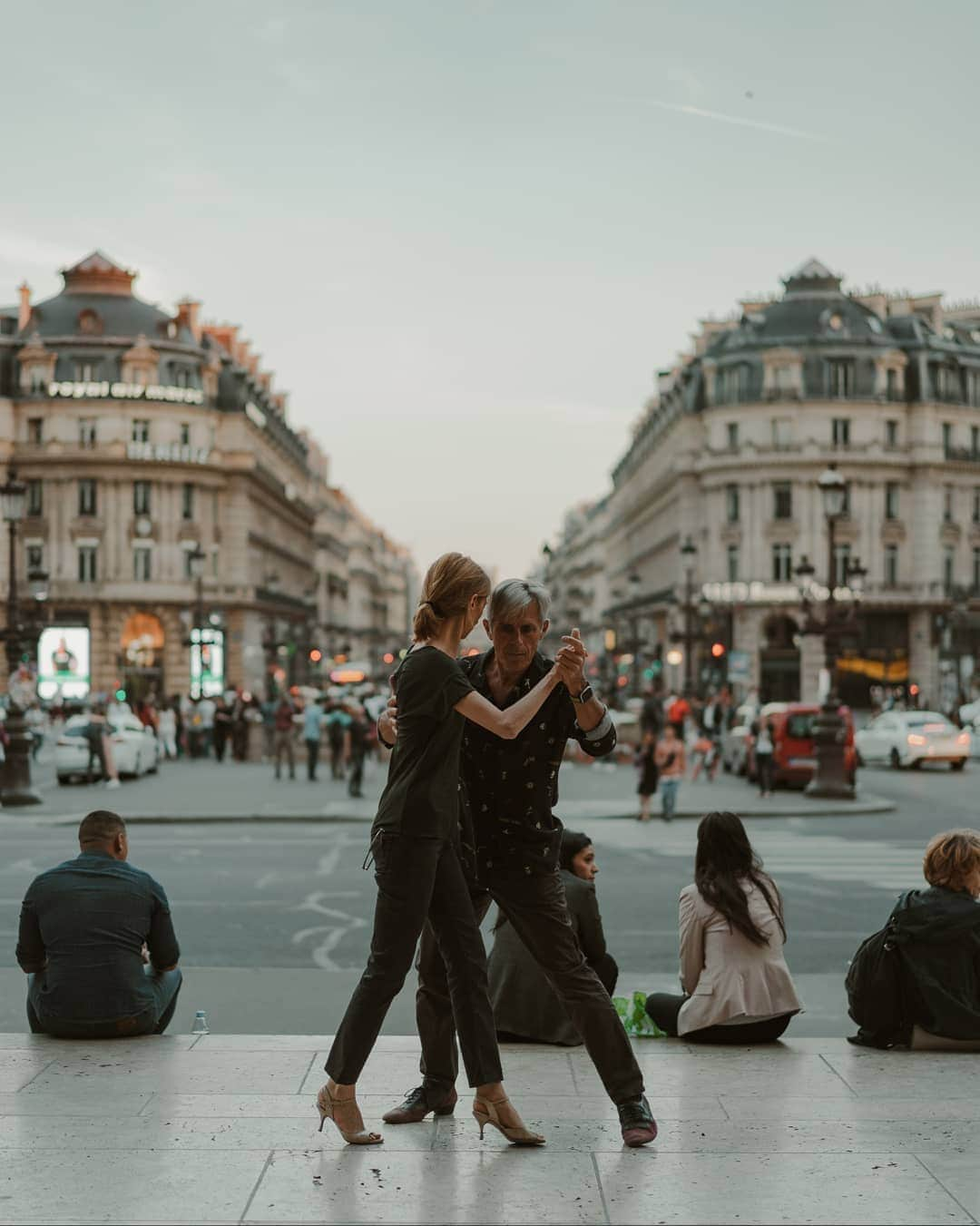 Putri Anindyaのインスタグラム：「Soirée d'été à paris - summer evening in Paris // which moves do you prefer? Me i like how serious this guy when he dances. I also like the third slide because i love how the lady moves. Anyway, I have no idea that you can practice dancing in the front of Opera in Paris and i was so surprised and concentrated watching them dancing. I was with @davidignaz that time to take picts of sunset but it seems this dance catched my eyes more. . . Taken with @sonyalpha_id #a7iii 55mm 1.8 zeiss #sonyalpha #sonyalpha_id」