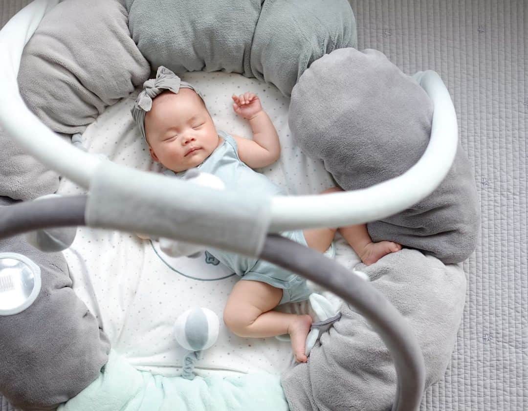 Keikooooooのインスタグラム：「もう1ヶ月前の写真♡ 気持ちよく寝てる👶🏻 ベビージムは、 @cunaselect さんで、#ナチュー のもの♡おチビの視界におもちゃを置きたくて、ペールトーンの可愛い色味のプレイマット♡柔らかい肌触りで気持ちいい！他の色もかわいかったなぁ♡♡♡ ぬいぐるみは色んな音がして、早く触って遊んでみてほしいな♡⍢⃝♡ . #クーナセレクト #プレイマット #女の子ママ #cunaselect #cunaselectlife #クーナセレクト  #クーナセレクトライフ #赤ちゃんのいる生活 #赤ちゃん #女の子ママ #babyblingbows #babybling #ヘアバンド #ヘッドリボン #ベビー #ターバン #リボン」