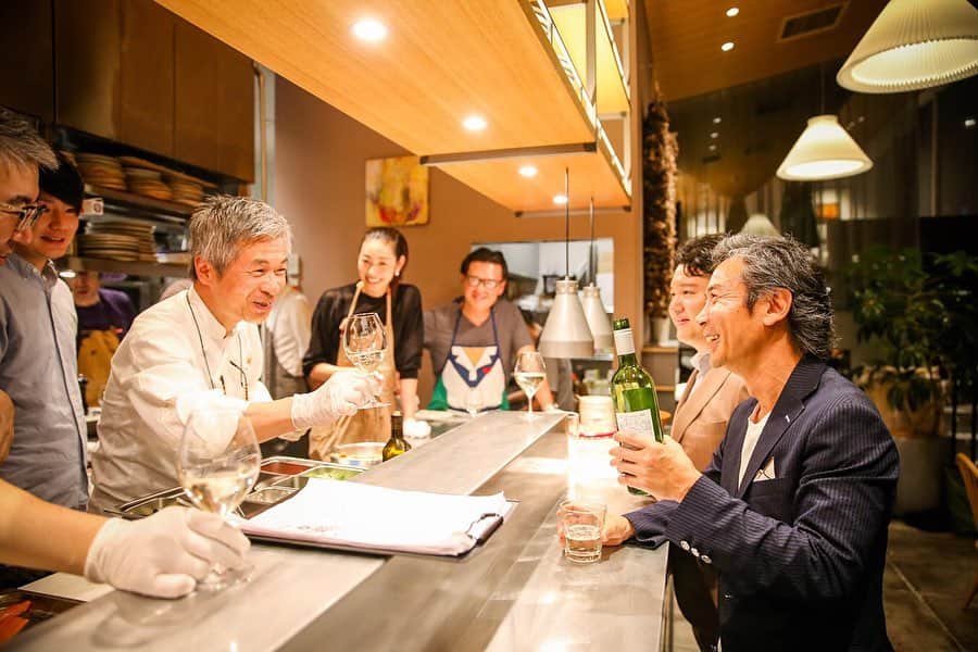 熊澤枝里子さんのインスタグラム写真 - (熊澤枝里子Instagram)「先日参加させて頂いたイベント「美食倶楽部」🍽 お酒を飲みながら、料理を作り、食べる🥂 いや〜本当に楽しかった！！！😊✨ ・ スペインバスク地方は美食の街。 そこではただ食べるだけでなく、美味しいものを求めてみんなで作るという楽しみ方があるそうです。 「その素晴らしい文化を日本でも広めたい！」と始まったこのイベント。 生産者の方からダイレクトに提供していただいた素晴らしい食材とお酒に舌鼓しつつ、シェフの手さばきを間近に見させて頂く最高の機会でした。 ・ 今後も「美食倶楽部」様々なことを仕掛けていくそうで楽しみです☺️✨ ・ ・ #美食倶楽部 #秋保ワイナリー #avoseta #peacekitchen  @cafecompanytokyo」7月11日 18時50分 - kumazawa_eriko