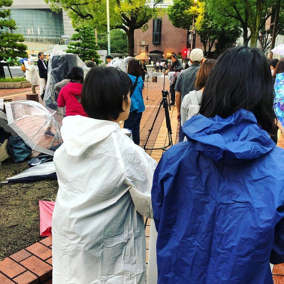 津田大介さんのインスタグラム写真 - (津田大介Instagram)「芸文すぐそばでやっていたので、 #フラワーデモ 来た。あいにくの雨模様だけど、たくさん人集まってる。」7月11日 19時03分 - tsuda