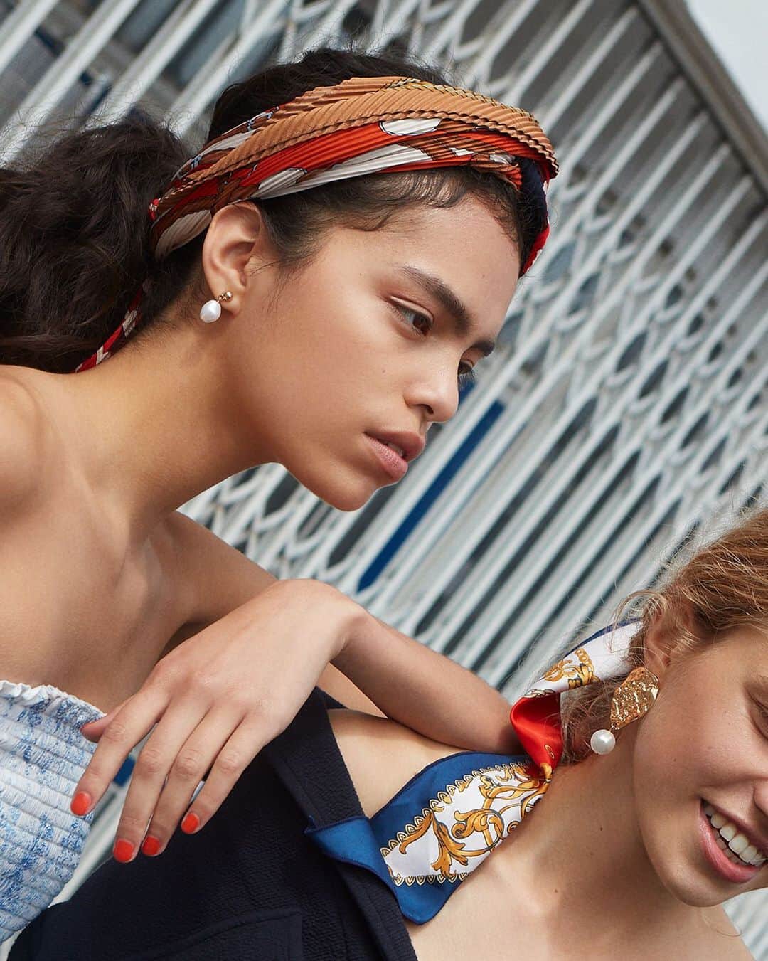 H&Mさんのインスタグラム写真 - (H&MInstagram)「ACCESSORISE YOUR HAIR | Be chic and shield your hair with summer's best scarves! See how to wear the trending accessory in our stories or on #HMMagazine  Scarf: 0755723002 Scrunchie: 0713997013 Earring: 0786333001」7月11日 19時04分 - hm