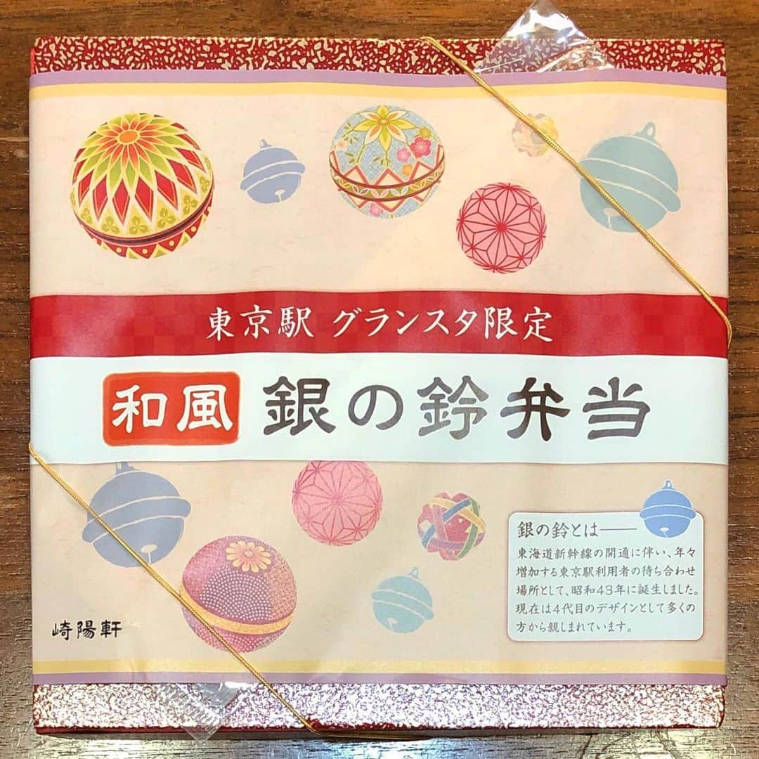 オカモト"MOBY"タクヤさんのインスタグラム写真 - (オカモト"MOBY"タクヤInstagram)「崎陽軒「東京駅グランスタ限定 和風 銀の鈴弁当」。ワイフが山形からの帰り、東京駅でお土産に買ってきてくれた。彩り、よーし！ #TokyoStation #KiyoKen #SteamedMeatDumpling #SpanishMackerel #LotusRoot #ShiitakeMushroom #FriedChicken #BambooShoot #SaltedPlum #RapeBlossom #Rice」7月11日 18時57分 - moby_scoobiedo