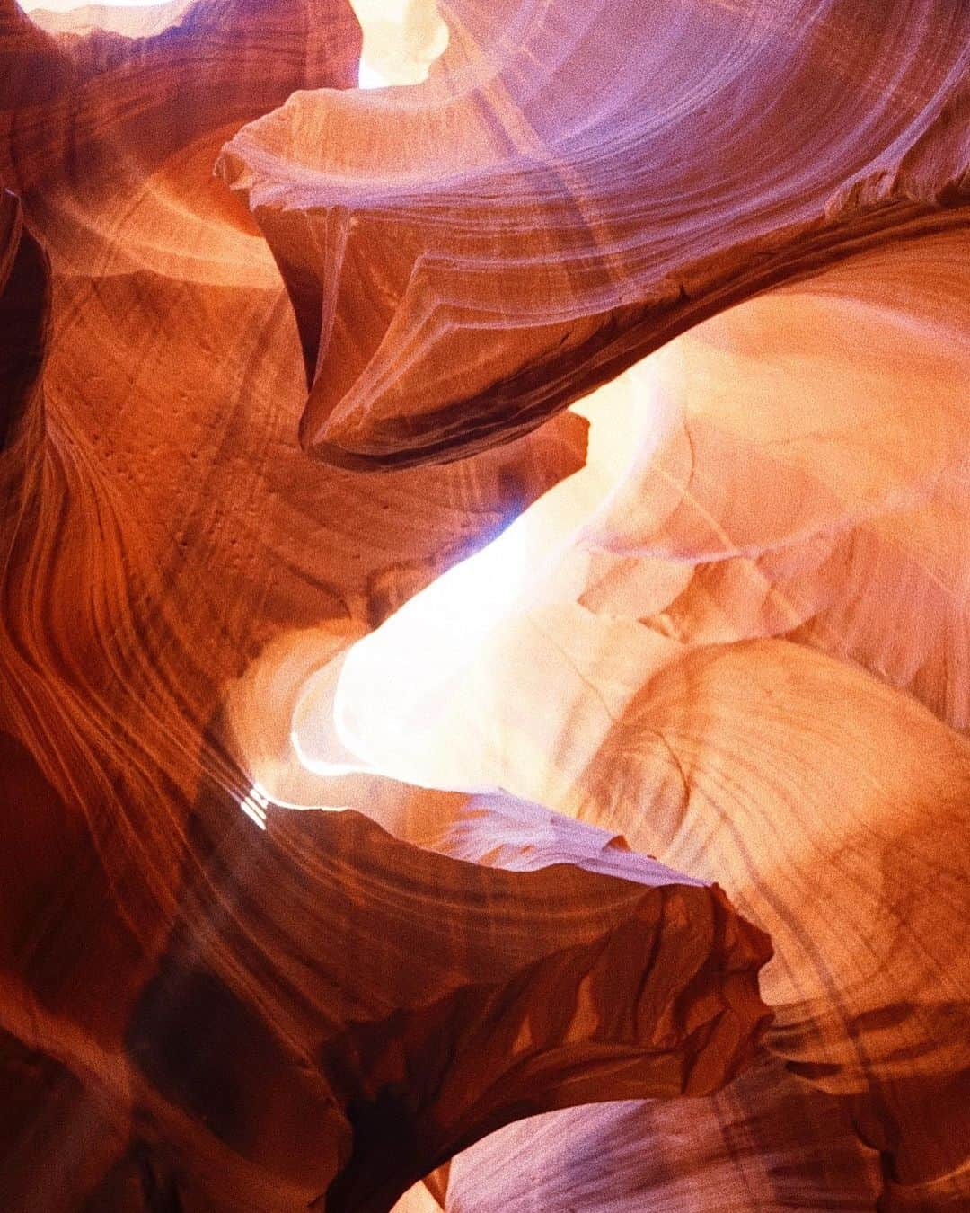 瀬戸あゆみさんのインスタグラム写真 - (瀬戸あゆみInstagram)「Antelope Canyon🌅  ここはナバホ族(インディアン)の土地なので、彼らによるツアーに参加しないと行けません。 奇跡のようにラッキーの連続で、待ち時間もほとんどなくするりと参加できたわたしたち。 今考えるとここがもしかしたらパワースポットなのかもしれない。。なんて、スピリチュアルなことまで考えてしまうほどにラッキーでした。 #ayumi_journey #antelopecanyon」7月11日 18時59分 - setoayumi