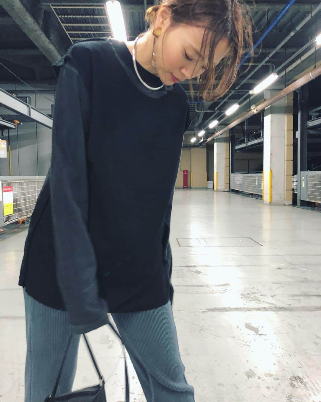 野尻美穂のインスタグラム：「このロンTリバーシブル😚💕 レイヤード感もかわいい👍 しかし東京寒くてやになっちゃうね！  #perverze #リバーシブル #とっても便利」