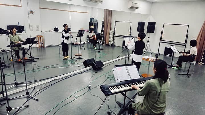 滴草由実のインスタグラム：「Rehearsal & Working！！ いよいよ今週末は「Art Museum Of Yumi Shizukusa ～The Beginning～」です！  代官山LOOPにてお待ちしております！！ ---------------------------------------- 2019.7.14（sun） 会場：代官山LOOP https://www.live-loop.com/  住所 : 〒150-0035 東京都渋谷区鉢山町13-12 B1 ・ ■1部(Museum) 開場時間15:00～17:30 入場受付15:00～17:00/CLOSE17:30 予約¥1000/当日¥1500(+1D代別 ¥600) 【Art Museum Of Yumi Shizukusa 1部 , Museum】 ■チケット購入ページ https://t.co/11P8dXUtCt ・ ・ ■2部(Live) 開場19:00/開演19:30 ・Sheet Area 予約¥4000/当日¥4500(+1D代別 ¥600) ・Standing Area 予約¥3000/当日¥3500(+1D代別 ¥600) ・ 【Art Museum Of Yumi Shizukusa 2部 , Live】 ■Sheet Areaチケット購入ページ https://t.co/1o2Tq3P40h ※当日学生証のご提示で500円のキャッシュバック ※公演毎にチケット予約が必要となります。 ※本公演は完全入れ替え制となります。  #ArtMuseumOfYumiShizukusa」