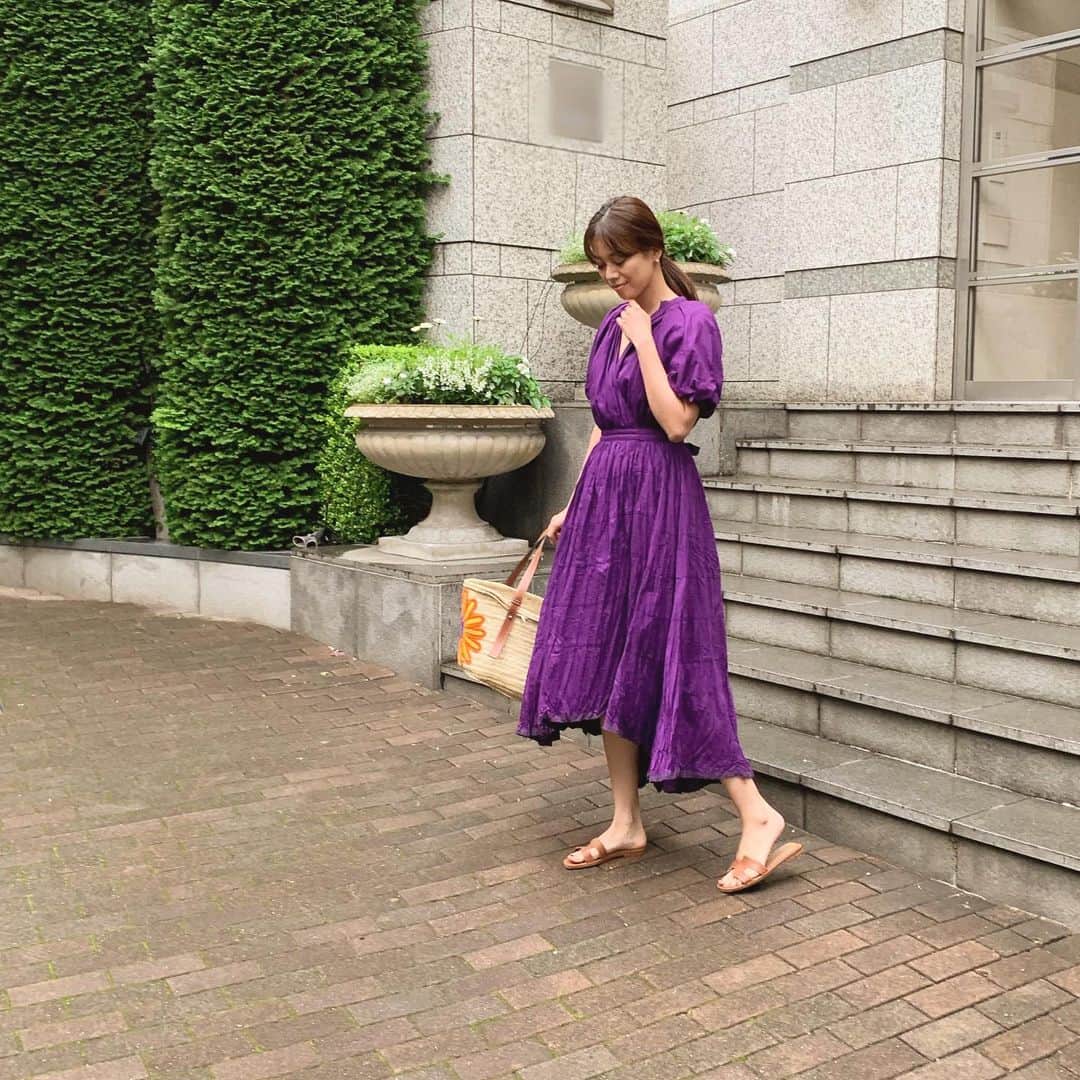 中林美和さんのインスタグラム写真 - (中林美和Instagram)「お天気の冴えない日には 綺麗な色の服に頼ってみたり♡ . フラットなサンダルを合わせれば デイリーに、 ヒールを合わせれば ディナーにも行けちゃう。 1枚で色々な表情を持つワンピース 夏は何枚も持っていたい！ . #todayscode#casafline#ワンピース#永遠に好き#カーサフライン#Linenイレヘム半袖ワンピース#旅にもいいね！ @casa_fline #miwasootd」7月11日 19時00分 - miwanakabayashi