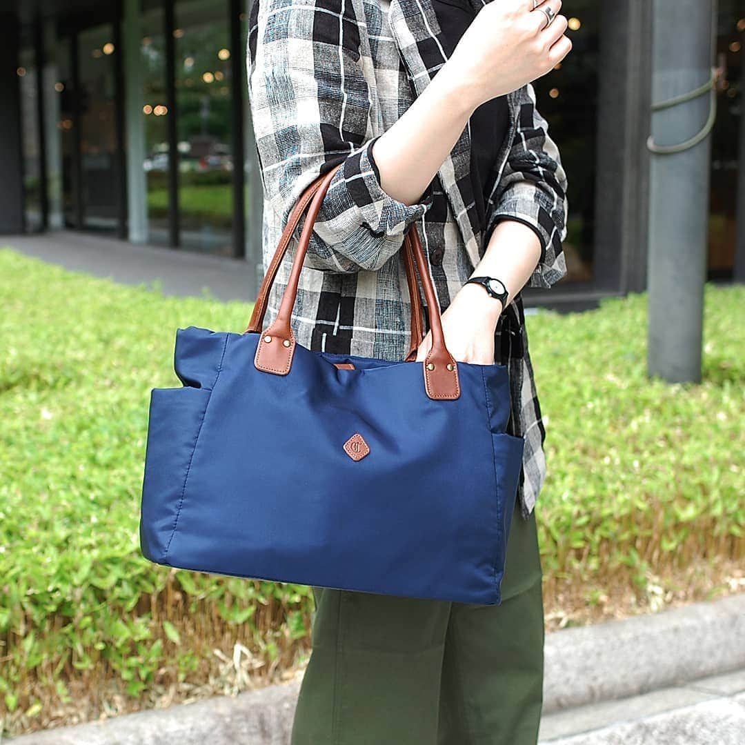 CLEDRAN_JAPANさんのインスタグラム写真 - (CLEDRAN_JAPANInstagram)「品よく佇むハンサムトート  SANT TOTE 光沢が美しいナイロン仕立てのトートバッグ。CLEDRANで不動の人気を誇る「SANT」シリーズから、毎日使いにぴったりな上品トートがラインナップしました。  A4対応サイズに加えて、取り外し可能なポーチ付き。 荷物をざっくり入れたい時、用途別に部屋を分けたい時など、その時々の用途に合わせて自由にアレンジできる優秀アイテムです。  ナイロンならではの軽やかな持ち心地やお手入れのしやすさも嬉しいポイント。  ONの日もOFFの日もお任せの頼れるバッグです。 . --------------------------- ＼豊富な写真で詳しくチェック！／ CLEDRAN online store @cledran_japan プロフィールページURL>LADIES>ONLINE STORE . ＼来て見て触って確かめられる／ CLEDRAN shop list 大阪本店 @cledran_osaka 東京店 @cledran_tokyo 名古屋ラシック店 @cledran_lachic . *各実店舗、オンラインストアで在庫状況は異なります。 気になる商品はお店に足を運ぶ前に電話で確認するのがオススメ。 商品によってはお取り寄せやお取り置きも承っています。 . また、オンラインストアでは、お得な情報をお届けしています。 会員登録の上、ぜひメルマガを購読してください！ -------------------------- . #cledran#クレドラン#Cledran_japan#totebag#tote#トートバッグ#トート#ビジネスバッグ#businessbag#ポーチ#pouch#小物#ナイロン#nylon#ナイロンバッグ#nylonbag#鞄の中身#かばんの中身」7月11日 19時02分 - cledran_japan