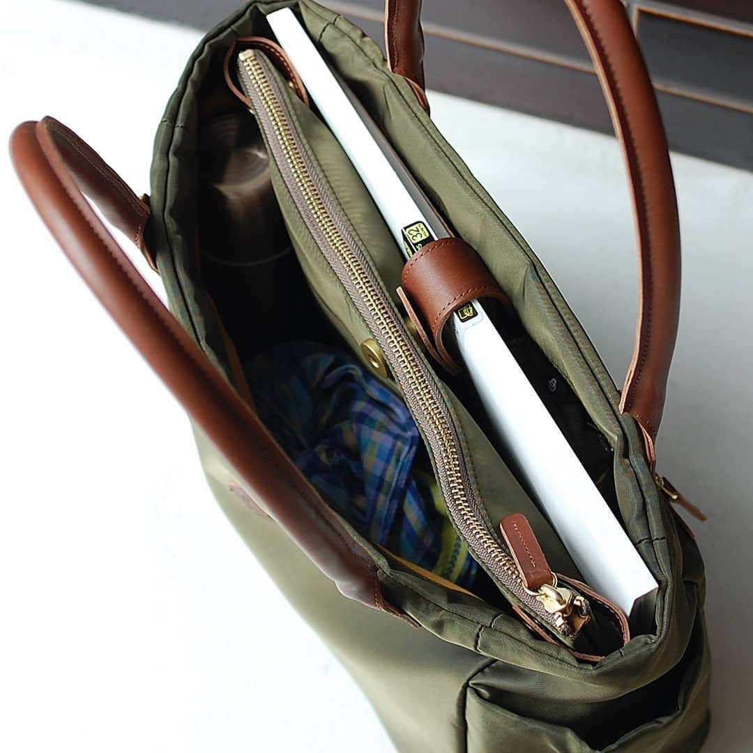 CLEDRAN_JAPANさんのインスタグラム写真 - (CLEDRAN_JAPANInstagram)「品よく佇むハンサムトート  SANT TOTE 光沢が美しいナイロン仕立てのトートバッグ。CLEDRANで不動の人気を誇る「SANT」シリーズから、毎日使いにぴったりな上品トートがラインナップしました。  A4対応サイズに加えて、取り外し可能なポーチ付き。 荷物をざっくり入れたい時、用途別に部屋を分けたい時など、その時々の用途に合わせて自由にアレンジできる優秀アイテムです。  ナイロンならではの軽やかな持ち心地やお手入れのしやすさも嬉しいポイント。  ONの日もOFFの日もお任せの頼れるバッグです。 . --------------------------- ＼豊富な写真で詳しくチェック！／ CLEDRAN online store @cledran_japan プロフィールページURL>LADIES>ONLINE STORE . ＼来て見て触って確かめられる／ CLEDRAN shop list 大阪本店 @cledran_osaka 東京店 @cledran_tokyo 名古屋ラシック店 @cledran_lachic . *各実店舗、オンラインストアで在庫状況は異なります。 気になる商品はお店に足を運ぶ前に電話で確認するのがオススメ。 商品によってはお取り寄せやお取り置きも承っています。 . また、オンラインストアでは、お得な情報をお届けしています。 会員登録の上、ぜひメルマガを購読してください！ -------------------------- . #cledran#クレドラン#Cledran_japan#totebag#tote#トートバッグ#トート#ビジネスバッグ#businessbag#ポーチ#pouch#小物#ナイロン#nylon#ナイロンバッグ#nylonbag#鞄の中身#かばんの中身」7月11日 19時02分 - cledran_japan