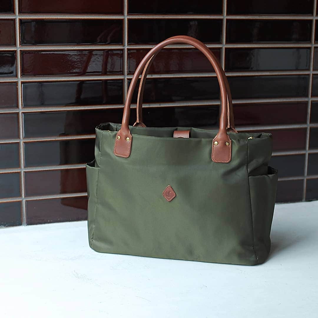 CLEDRAN_JAPANさんのインスタグラム写真 - (CLEDRAN_JAPANInstagram)「品よく佇むハンサムトート  SANT TOTE 光沢が美しいナイロン仕立てのトートバッグ。CLEDRANで不動の人気を誇る「SANT」シリーズから、毎日使いにぴったりな上品トートがラインナップしました。  A4対応サイズに加えて、取り外し可能なポーチ付き。 荷物をざっくり入れたい時、用途別に部屋を分けたい時など、その時々の用途に合わせて自由にアレンジできる優秀アイテムです。  ナイロンならではの軽やかな持ち心地やお手入れのしやすさも嬉しいポイント。  ONの日もOFFの日もお任せの頼れるバッグです。 . --------------------------- ＼豊富な写真で詳しくチェック！／ CLEDRAN online store @cledran_japan プロフィールページURL>LADIES>ONLINE STORE . ＼来て見て触って確かめられる／ CLEDRAN shop list 大阪本店 @cledran_osaka 東京店 @cledran_tokyo 名古屋ラシック店 @cledran_lachic . *各実店舗、オンラインストアで在庫状況は異なります。 気になる商品はお店に足を運ぶ前に電話で確認するのがオススメ。 商品によってはお取り寄せやお取り置きも承っています。 . また、オンラインストアでは、お得な情報をお届けしています。 会員登録の上、ぜひメルマガを購読してください！ -------------------------- . #cledran#クレドラン#Cledran_japan#totebag#tote#トートバッグ#トート#ビジネスバッグ#businessbag#ポーチ#pouch#小物#ナイロン#nylon#ナイロンバッグ#nylonbag#鞄の中身#かばんの中身」7月11日 19時02分 - cledran_japan