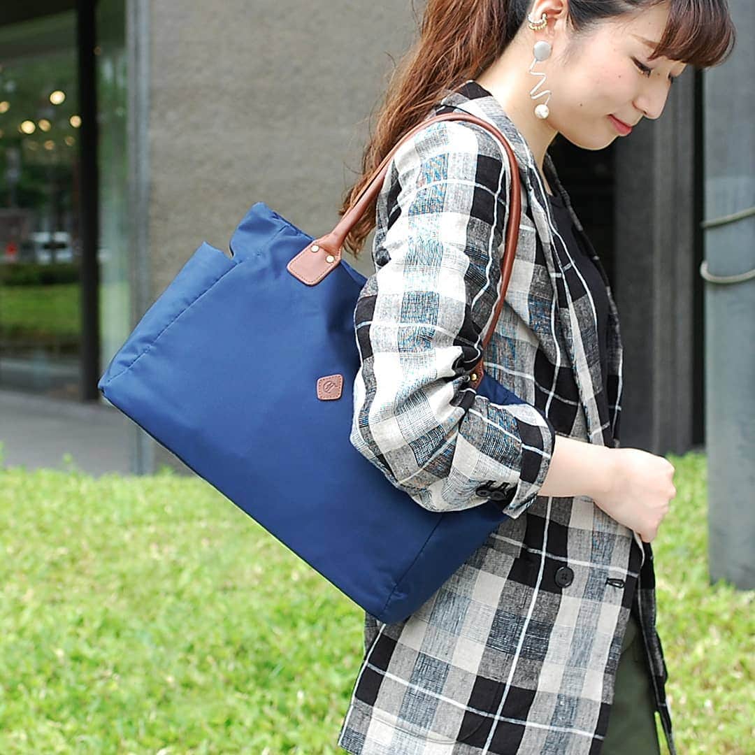 CLEDRAN_JAPANさんのインスタグラム写真 - (CLEDRAN_JAPANInstagram)「品よく佇むハンサムトート  SANT TOTE 光沢が美しいナイロン仕立てのトートバッグ。CLEDRANで不動の人気を誇る「SANT」シリーズから、毎日使いにぴったりな上品トートがラインナップしました。  A4対応サイズに加えて、取り外し可能なポーチ付き。 荷物をざっくり入れたい時、用途別に部屋を分けたい時など、その時々の用途に合わせて自由にアレンジできる優秀アイテムです。  ナイロンならではの軽やかな持ち心地やお手入れのしやすさも嬉しいポイント。  ONの日もOFFの日もお任せの頼れるバッグです。 . --------------------------- ＼豊富な写真で詳しくチェック！／ CLEDRAN online store @cledran_japan プロフィールページURL>LADIES>ONLINE STORE . ＼来て見て触って確かめられる／ CLEDRAN shop list 大阪本店 @cledran_osaka 東京店 @cledran_tokyo 名古屋ラシック店 @cledran_lachic . *各実店舗、オンラインストアで在庫状況は異なります。 気になる商品はお店に足を運ぶ前に電話で確認するのがオススメ。 商品によってはお取り寄せやお取り置きも承っています。 . また、オンラインストアでは、お得な情報をお届けしています。 会員登録の上、ぜひメルマガを購読してください！ -------------------------- . #cledran#クレドラン#Cledran_japan#totebag#tote#トートバッグ#トート#ビジネスバッグ#businessbag#ポーチ#pouch#小物#ナイロン#nylon#ナイロンバッグ#nylonbag#鞄の中身#かばんの中身」7月11日 19時02分 - cledran_japan