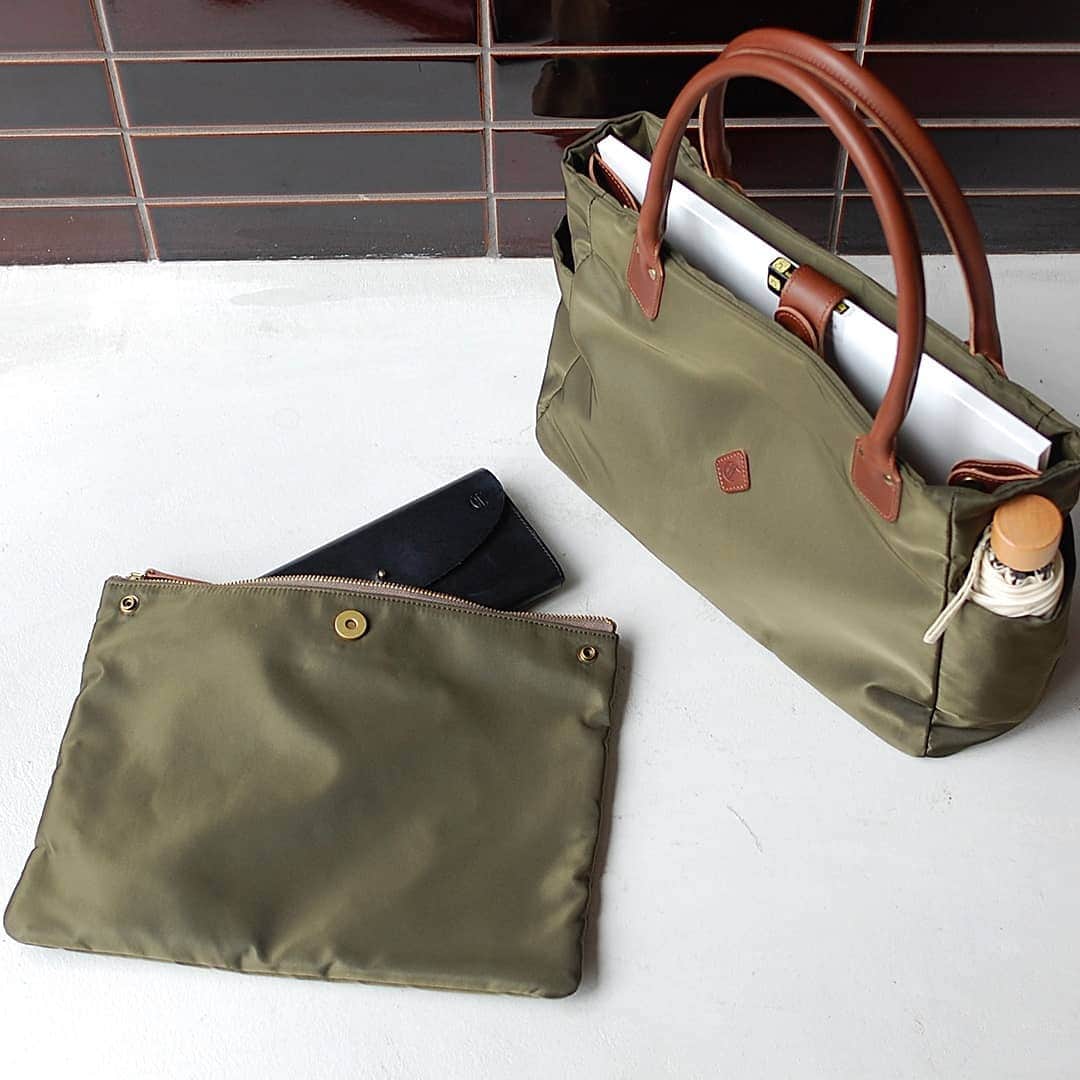 CLEDRAN_JAPANさんのインスタグラム写真 - (CLEDRAN_JAPANInstagram)「品よく佇むハンサムトート  SANT TOTE 光沢が美しいナイロン仕立てのトートバッグ。CLEDRANで不動の人気を誇る「SANT」シリーズから、毎日使いにぴったりな上品トートがラインナップしました。  A4対応サイズに加えて、取り外し可能なポーチ付き。 荷物をざっくり入れたい時、用途別に部屋を分けたい時など、その時々の用途に合わせて自由にアレンジできる優秀アイテムです。  ナイロンならではの軽やかな持ち心地やお手入れのしやすさも嬉しいポイント。  ONの日もOFFの日もお任せの頼れるバッグです。 . --------------------------- ＼豊富な写真で詳しくチェック！／ CLEDRAN online store @cledran_japan プロフィールページURL>LADIES>ONLINE STORE . ＼来て見て触って確かめられる／ CLEDRAN shop list 大阪本店 @cledran_osaka 東京店 @cledran_tokyo 名古屋ラシック店 @cledran_lachic . *各実店舗、オンラインストアで在庫状況は異なります。 気になる商品はお店に足を運ぶ前に電話で確認するのがオススメ。 商品によってはお取り寄せやお取り置きも承っています。 . また、オンラインストアでは、お得な情報をお届けしています。 会員登録の上、ぜひメルマガを購読してください！ -------------------------- . #cledran#クレドラン#Cledran_japan#totebag#tote#トートバッグ#トート#ビジネスバッグ#businessbag#ポーチ#pouch#小物#ナイロン#nylon#ナイロンバッグ#nylonbag#鞄の中身#かばんの中身」7月11日 19時02分 - cledran_japan