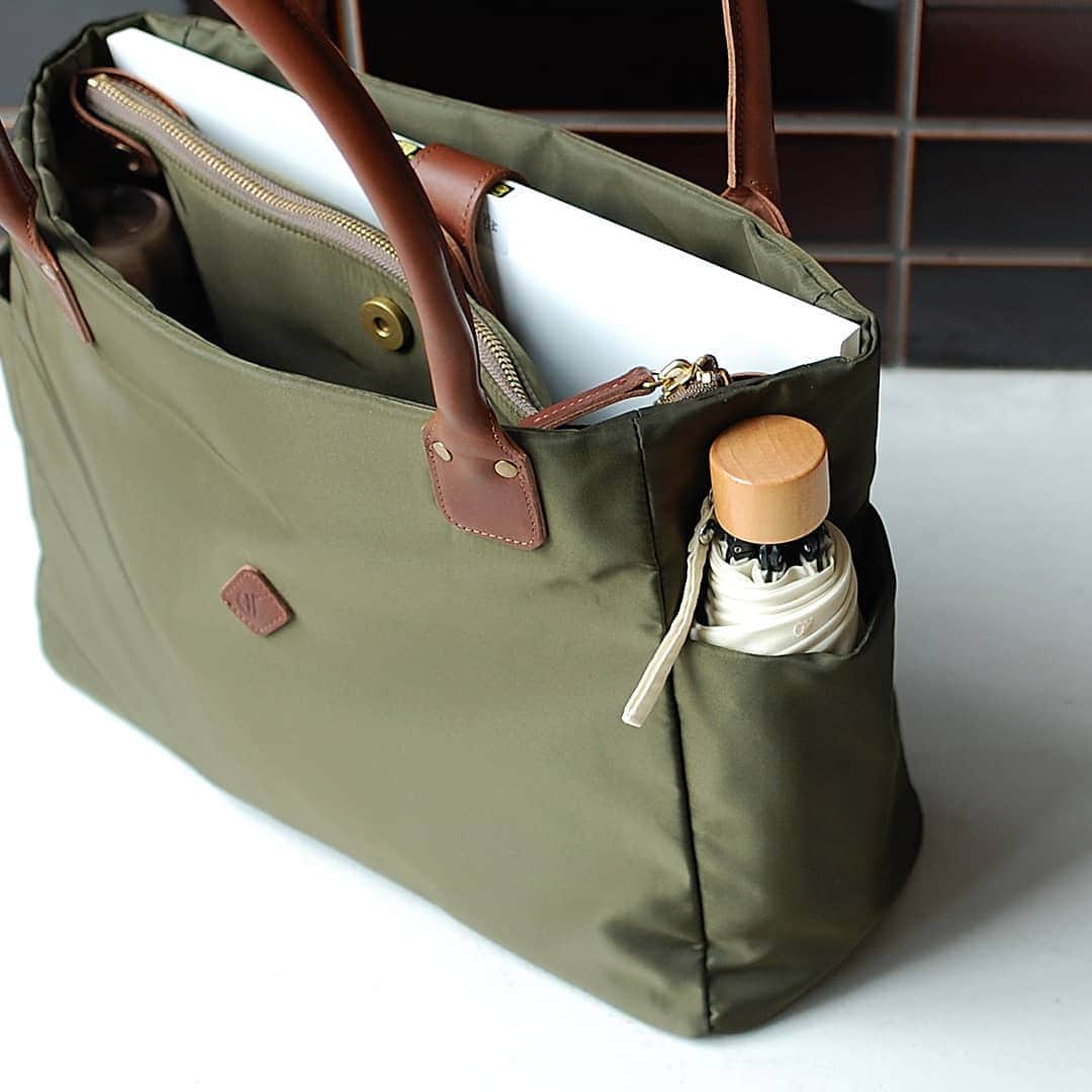 CLEDRAN_JAPANさんのインスタグラム写真 - (CLEDRAN_JAPANInstagram)「品よく佇むハンサムトート  SANT TOTE 光沢が美しいナイロン仕立てのトートバッグ。CLEDRANで不動の人気を誇る「SANT」シリーズから、毎日使いにぴったりな上品トートがラインナップしました。  A4対応サイズに加えて、取り外し可能なポーチ付き。 荷物をざっくり入れたい時、用途別に部屋を分けたい時など、その時々の用途に合わせて自由にアレンジできる優秀アイテムです。  ナイロンならではの軽やかな持ち心地やお手入れのしやすさも嬉しいポイント。  ONの日もOFFの日もお任せの頼れるバッグです。 . --------------------------- ＼豊富な写真で詳しくチェック！／ CLEDRAN online store @cledran_japan プロフィールページURL>LADIES>ONLINE STORE . ＼来て見て触って確かめられる／ CLEDRAN shop list 大阪本店 @cledran_osaka 東京店 @cledran_tokyo 名古屋ラシック店 @cledran_lachic . *各実店舗、オンラインストアで在庫状況は異なります。 気になる商品はお店に足を運ぶ前に電話で確認するのがオススメ。 商品によってはお取り寄せやお取り置きも承っています。 . また、オンラインストアでは、お得な情報をお届けしています。 会員登録の上、ぜひメルマガを購読してください！ -------------------------- . #cledran#クレドラン#Cledran_japan#totebag#tote#トートバッグ#トート#ビジネスバッグ#businessbag#ポーチ#pouch#小物#ナイロン#nylon#ナイロンバッグ#nylonbag#鞄の中身#かばんの中身」7月11日 19時02分 - cledran_japan