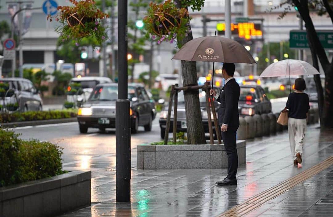 ［公式］オリエンタルホテル神戸・旧居留地さんのインスタグラム写真 - (［公式］オリエンタルホテル神戸・旧居留地Instagram)「. 雨の日も、晴れの日も。 いつでもお帰りをお待ちしております。 . Through rain or shine, sleet or snow, we will be here to welcome you.  _ #concierge #doorman #hotelservice #rainyday #雨 #神戸 #omotenashihotels #orientalhotelkobe #orientalhotel #オリエンタルホテル」7月11日 19時09分 - oriental.hotel.kobe