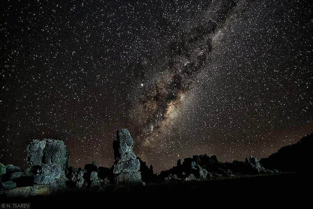 ルスタン・ゲルマノフのインスタグラム：「👇+🇷🇺 Today my friends decided to do night session. But I had a rest day. Around seven at evening here already deep night. Thanks for them that they give me privilege to be alone and spend some time under the night sky full of bright stars. Awesome view here. Bright stars and proper milky way hypnotizing me. It reminded me one moment from my childhood. I was around four years old. My mom took me to her geology work during the summer time. On a way to there we stopped at big house just for one night. My mom decided to sleep outside because wether was so good. And because she really like to sleep outside under the clean and deep night sky. As if sky give some essential emotions and instigate to start thinking about life. From that moment I fell in love to night sky.  Do not forget get distractions from the everyday fuss which is under your nose and look at the deep sky.  Sky is not empty at all... Thanks Mom. 📸@nv_tsarev  Сегодня мои друзья лазали до самой глубокой ночи. В семь часов тут уже глубокая  ночь. Спасибо им за привилегию побыть одному под звёздами. Это великолепное зрелище. Звёзды сверкают тут прекрасно. Их тут на небе прибольшое множество. Я вспомнил прекрасный момент из своего прошлого. Мне было всего 4 года и моя мама взяла меня с собой в экспедицию (геологический выезд) в летнее время. Она геолог и много работала на открытой природе. На пути мы остановились в фазенде ( перевалочный пункт) и мама сказала, что мы будем спать не в доме, а на улице, потому, что ночь заведеная. Да и потому, что ей нравится спать на улице, под прекрасным чистым звездным небом. Оно словно дарит энергию и заставляет задуматься о жизни. С того времени я влюблен в ночь и ее загадочность. Не забывайте отвлекатся от суеты которая у вас под носом и посмотрте на верх просто в небо. Отнюдь не пустое... Спасибо мама.  ____________________________ @redbull_rus @redbull @adidasterrex @fiveten_official #adidasterrex #livewithoutlimits #gr #chalkmatters #climbing #sportclimbing #bouldering #rockclimbing #climbing_pictures_of_instagram #27crags」