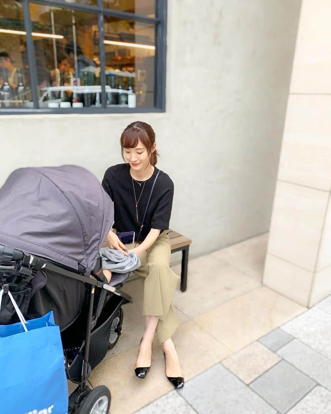 小林真由さんのインスタグラム写真 - (小林真由Instagram)「⋆﻿ ⋆﻿ 休日にlunchへ🌼﻿ ﻿ 普段抱っこ紐でなかなか ショッピング出来てなかったので SALEも覗けて良い日だった🍿✨ ﻿ tops: #styling﻿ pants: #snidel﻿ pumps: #louboutin﻿ bag: #prada﻿ accessory: #naturalijewelry﻿ ﻿ #ファッション #コーデ #ママコーデ #ママライフ #コーディネート #夏服  #coordinate #fashion #スタイリング #スナイデル #ルブタン #プラダ #ナチュラリジュエリ﻿」7月11日 19時21分 - mayukobayashii