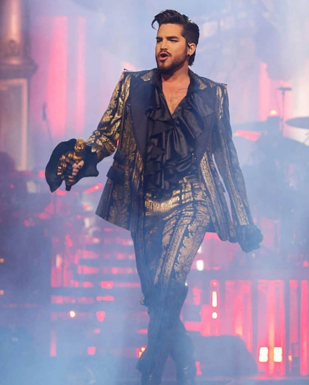 アダム・ランバートさんのインスタグラム写真 - (アダム・ランバートInstagram)「#therhapsodytour @officialqueenmusic #qal suit: @dolcegabbana shirt: @sav_noir *credit to owners」7月11日 19時16分 - adamlambert