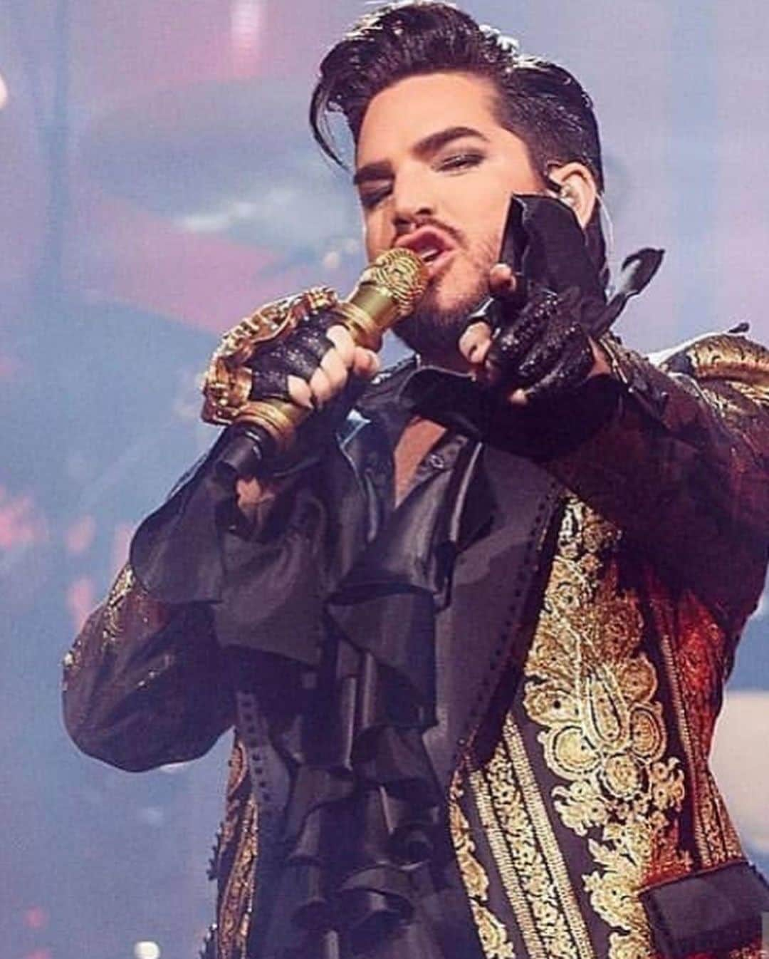 アダム・ランバートさんのインスタグラム写真 - (アダム・ランバートInstagram)「#therhapsodytour @officialqueenmusic #qal suit: @dolcegabbana shirt: @sav_noir *credit to owners」7月11日 19時16分 - adamlambert