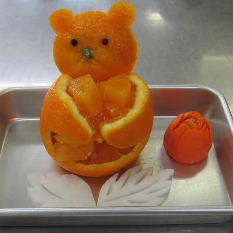 名古屋コミュニケーションアート専門学校_製菓調理さんのインスタグラム写真 - (名古屋コミュニケーションアート専門学校_製菓調理Instagram)「カービングの授業を行いました！ オレンジが可愛いクマになりました☆ 来週も授業がありますので次はどんな作品が出来るかお楽しみに☆ #名古屋カフェパティシエ調理専門学校 #名古屋コミュニケーションアート専門学校 #名古屋 #栄 #伏見 #製菓 #調理 #カフェ #パティシエ #カービング #可愛いクマ」7月11日 19時20分 - nagoya_cul