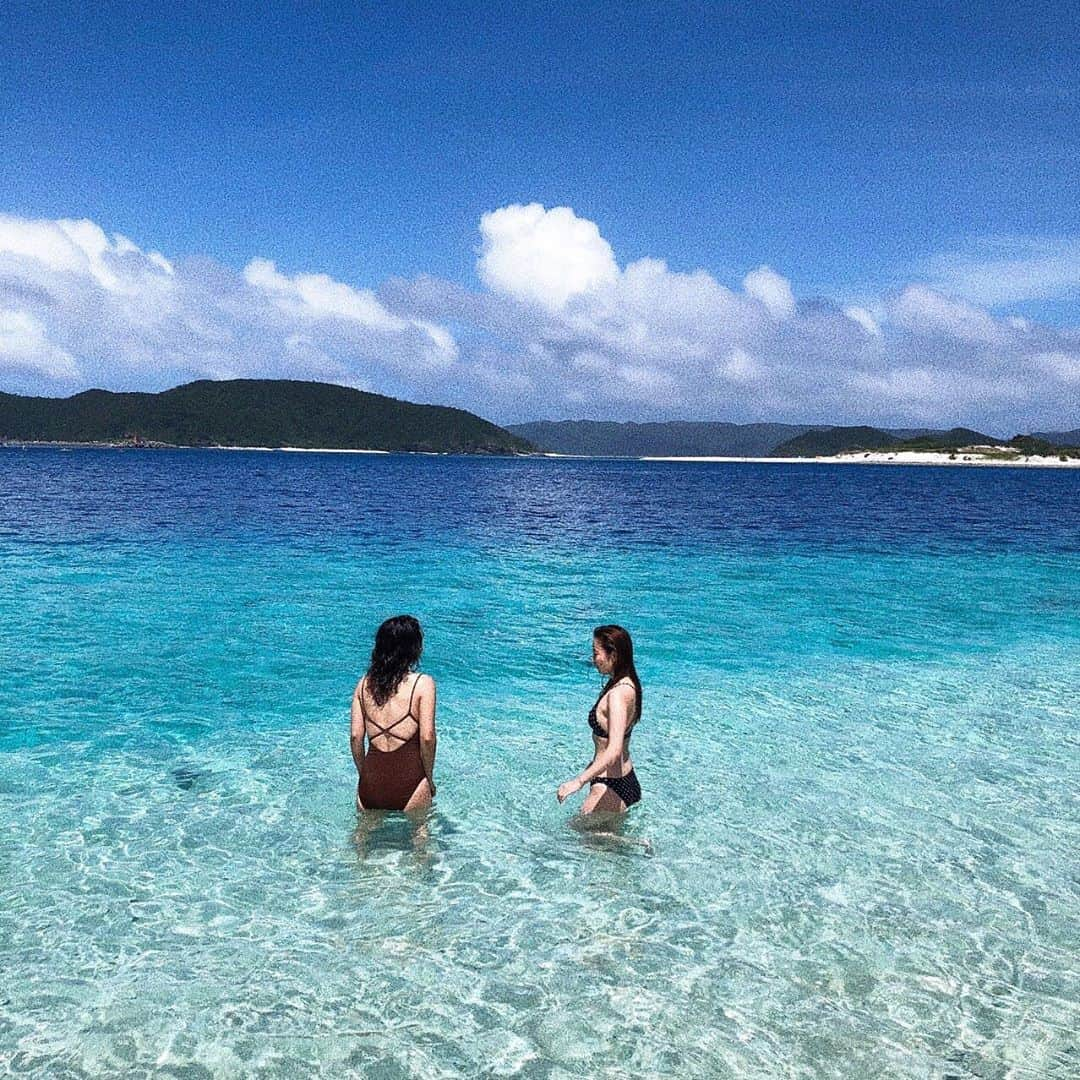 安倍実香のインスタグラム：「みなみとの旅行は何回目だろうか？ いつも海へ行っていますね😁毎度ありがとう💓 君のように潜れるようになりたい🧜‍♀️ #嘉比島 #座間味 #国内旅行 #海 #ビーチ #沖縄 #okinawa #zamami #ケラマブルー」