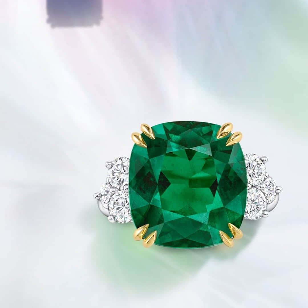 ハリー・ウィンストンさんのインスタグラム写真 - (ハリー・ウィンストンInstagram)「Captivating colored carats. A 9.56-carat emerald takes center stage in this stunning #highjewelry ring from #HarryWinston.」7月11日 19時30分 - harrywinston