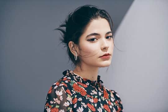 Fashion Headlineのインスタグラム：「【BEAUTY】 ナチュラルコスメを、もっとたのしく! 〜 vol.1では、ETVOSを特集！メイクアップアーティストAKIIさんに、メイクのポイントを教えていただきました💄  @fashionheadlinejpn サイトで公開中🔝  @meeco_meeco  photographs : Hiroshi Manaka @hiroshi_manaka  make-up : AKII  @akii_makeup  hair：NORI TAKABAYASHI @noritakabayashi  stylist：MICHIKO @michiko0121  model : MIZUKI KANO @juu1ch1  text：AYANA  @tw0lipswithfang  edit：FASHION HEADLINE @fashionheadlinejpn」